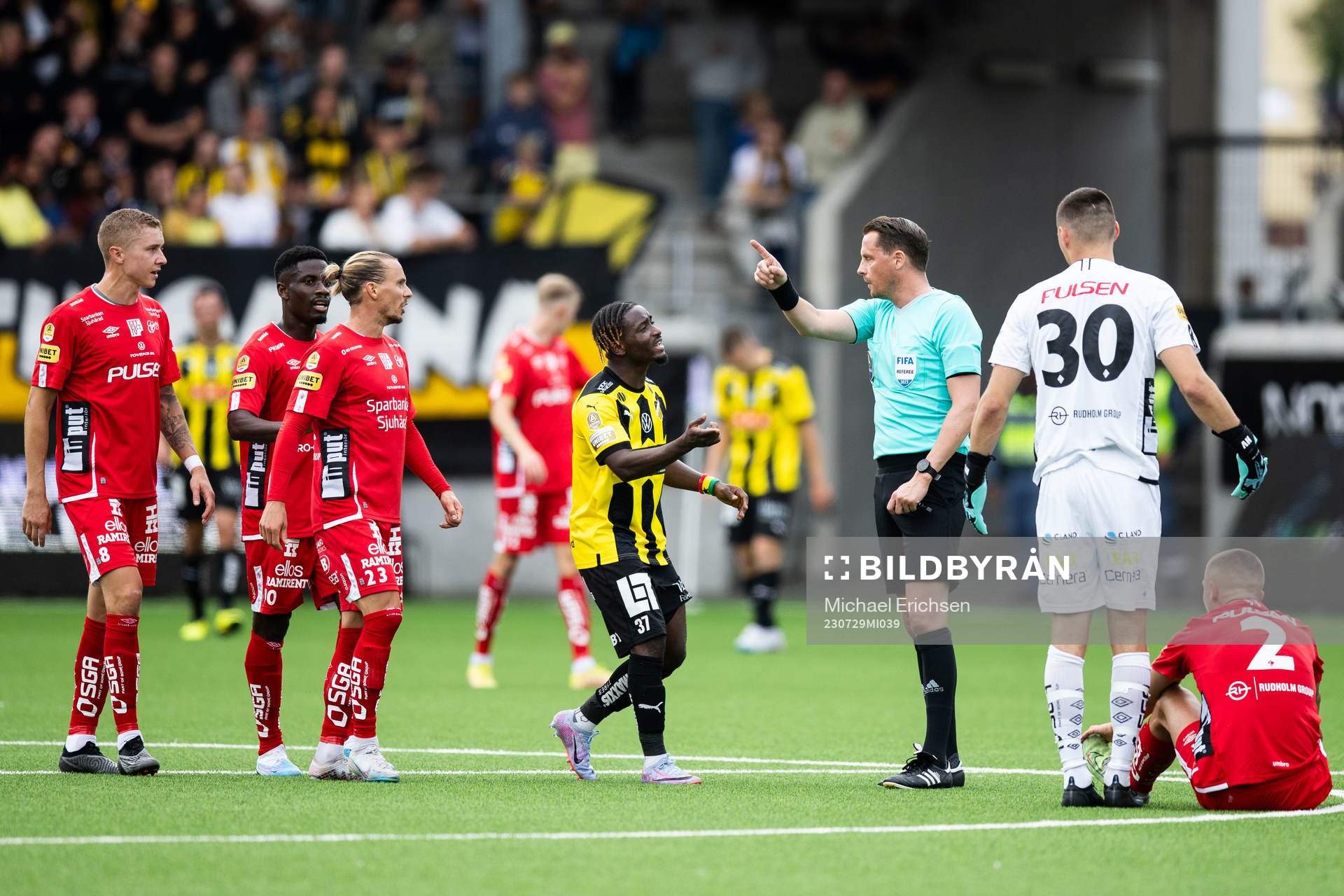 Häckens Ibrahim Sadiq tilldelas rött kort av Domare