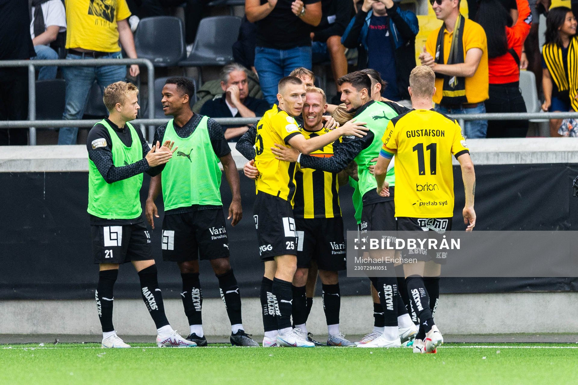 Häckens Mikkel Rygaard Jensen jublar med lagkamrater