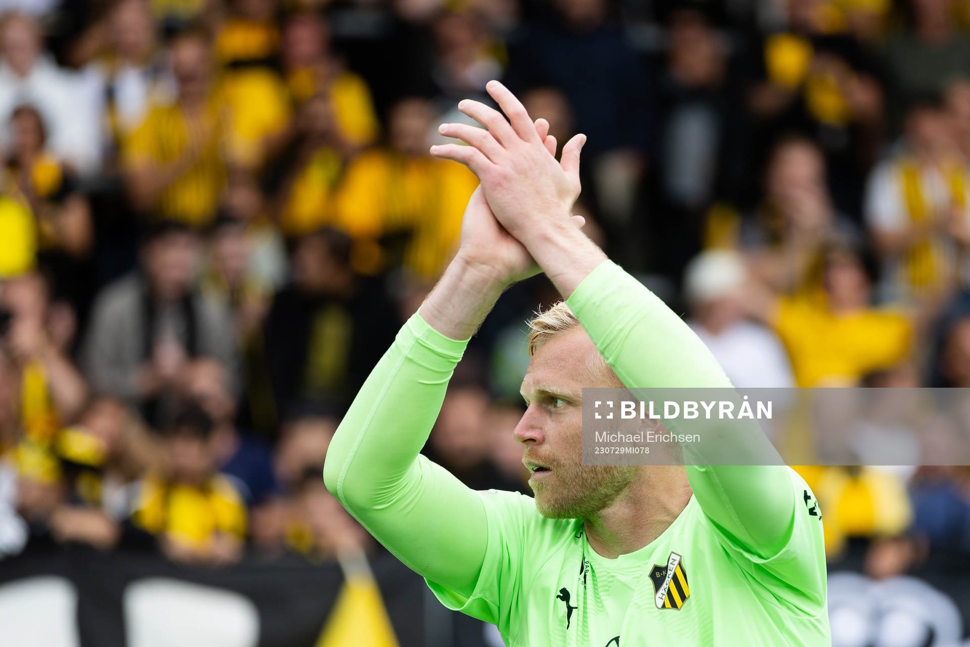 Häckens målvakt Peter Abrahamsson jublar och tackar