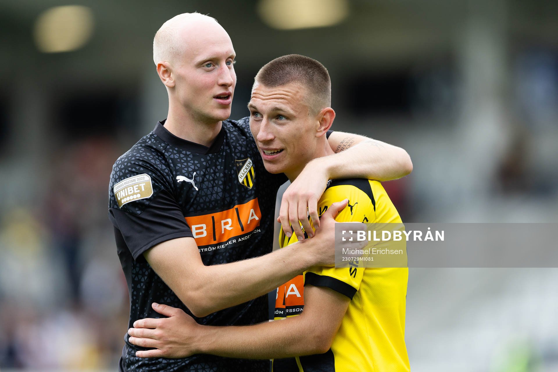 Häckens Valgeir Lunddal och Kristoffer Lund Hansen jublar efter fotbollsmatchen i Allsvenskan mellan Häcken och Elfsborg den 29 juli 2023 i Göteborg.