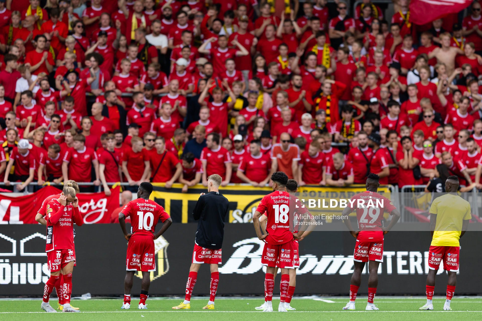 Elfsborgs spelare deppar och tackar sina supportrar