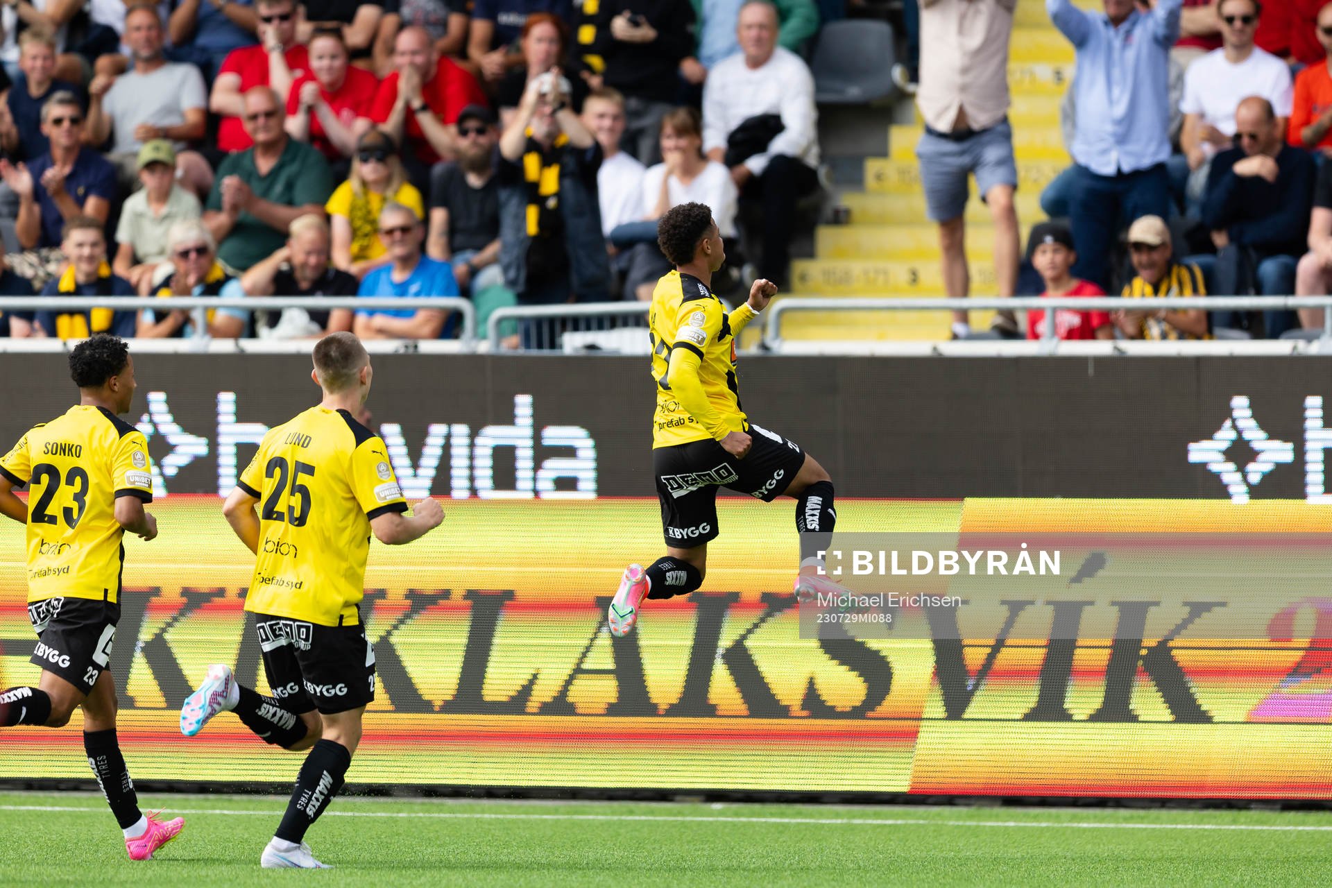 Häckens Tobias Sana jublar