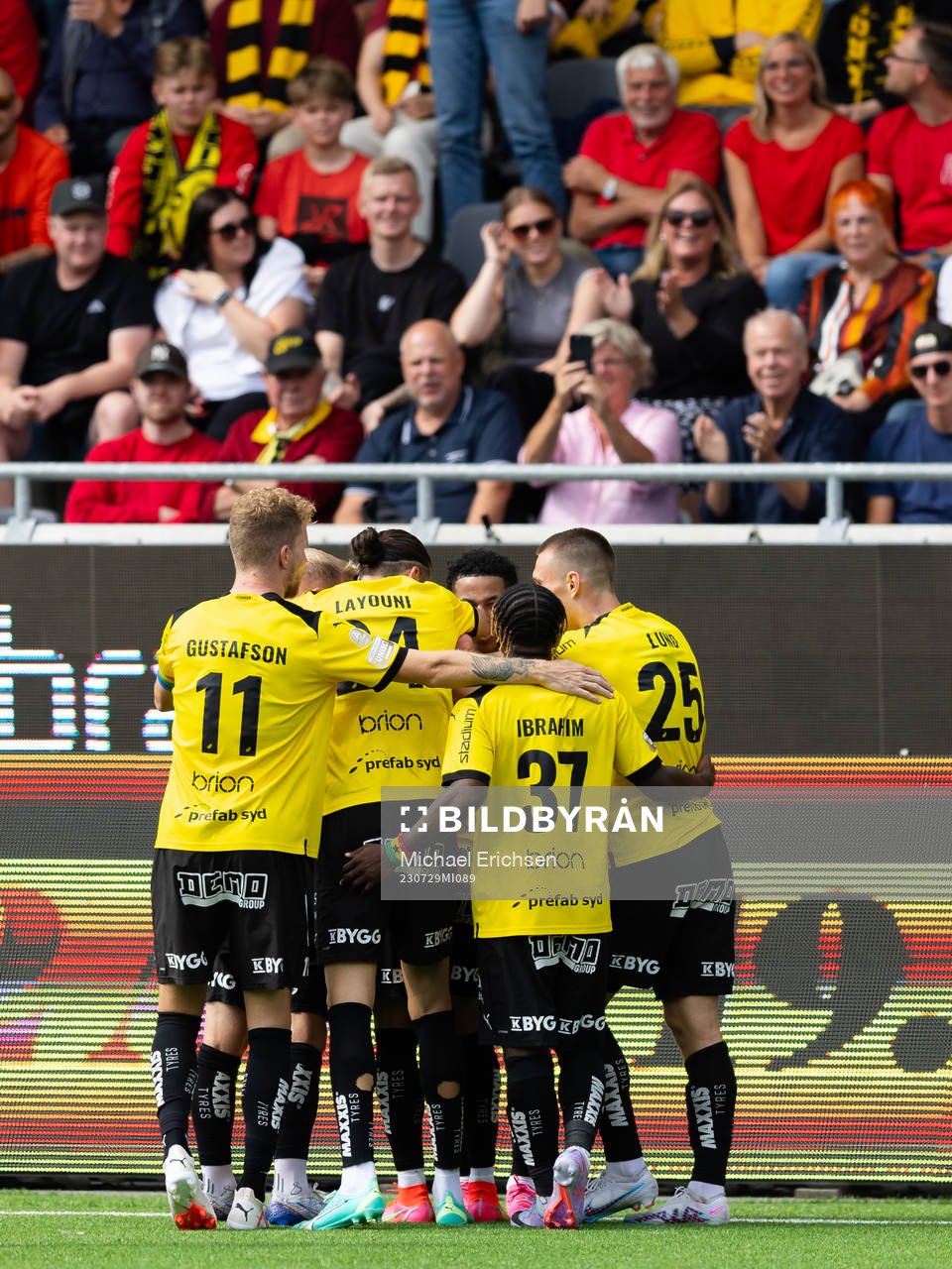 Häckens Tobias Sana jublar med lagkamrater