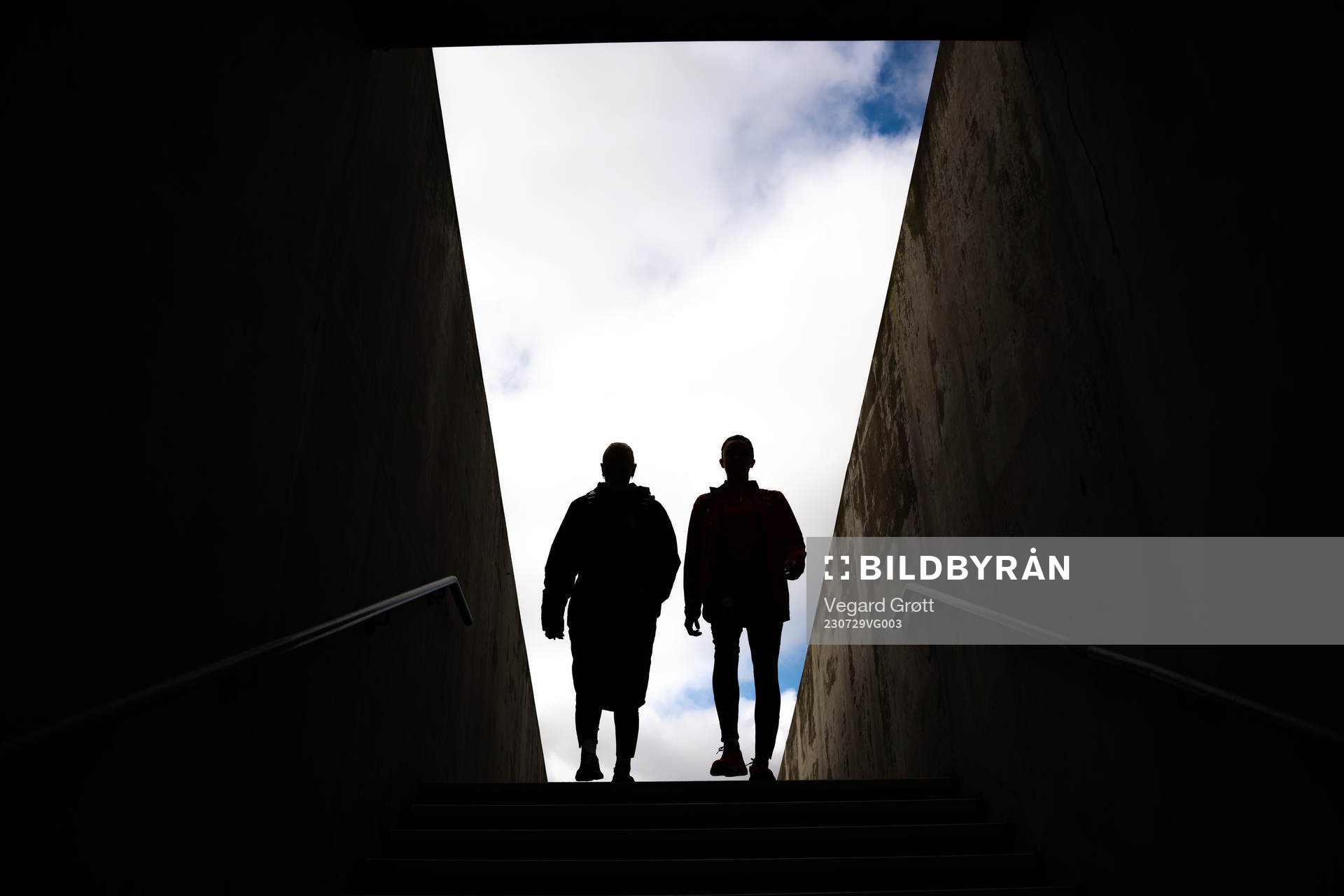 The silhouettes of Karina Sævik and Ingrid Syrstad Engen