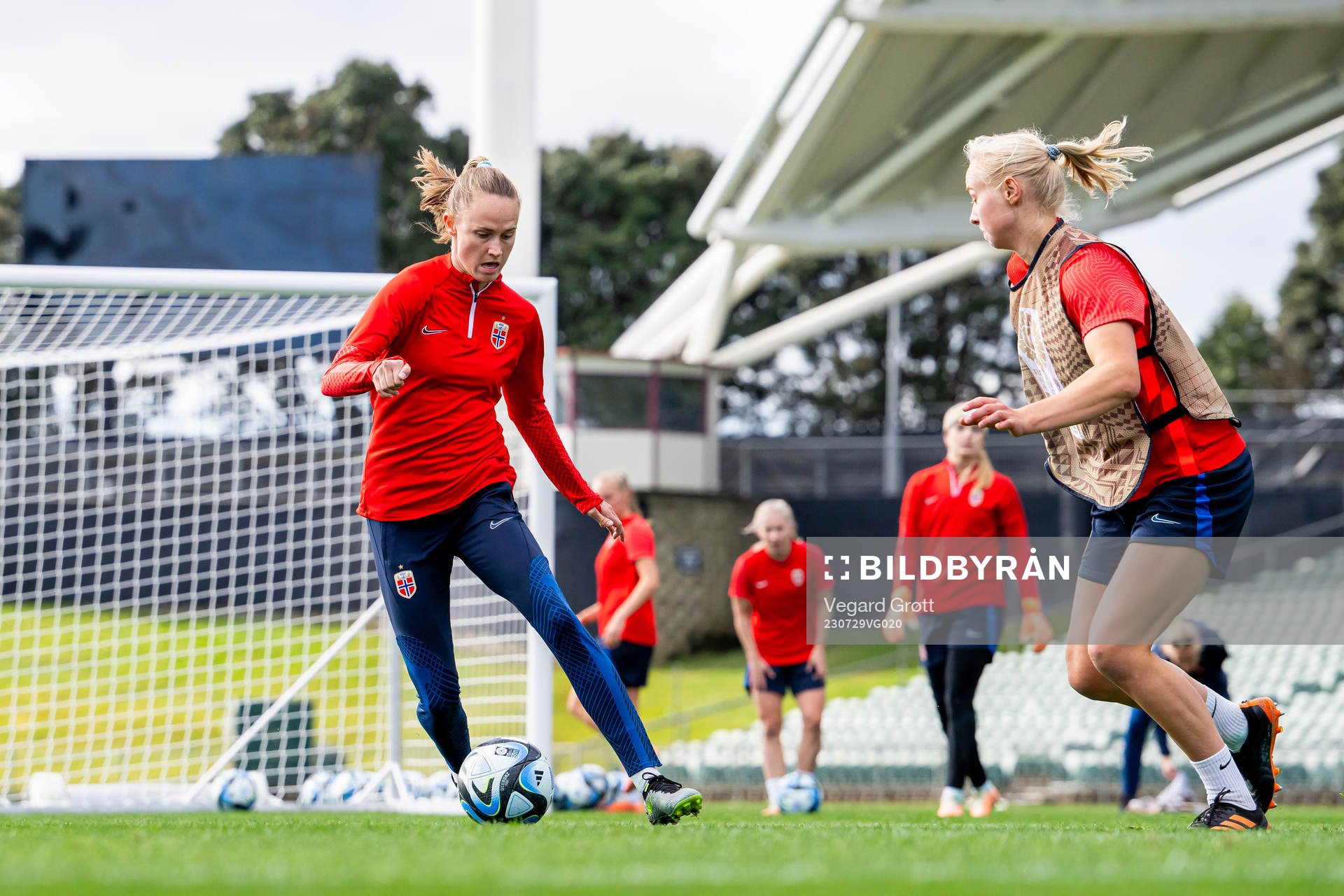 Caroline Graham Hansen and Sara Hørte of the Norwegian