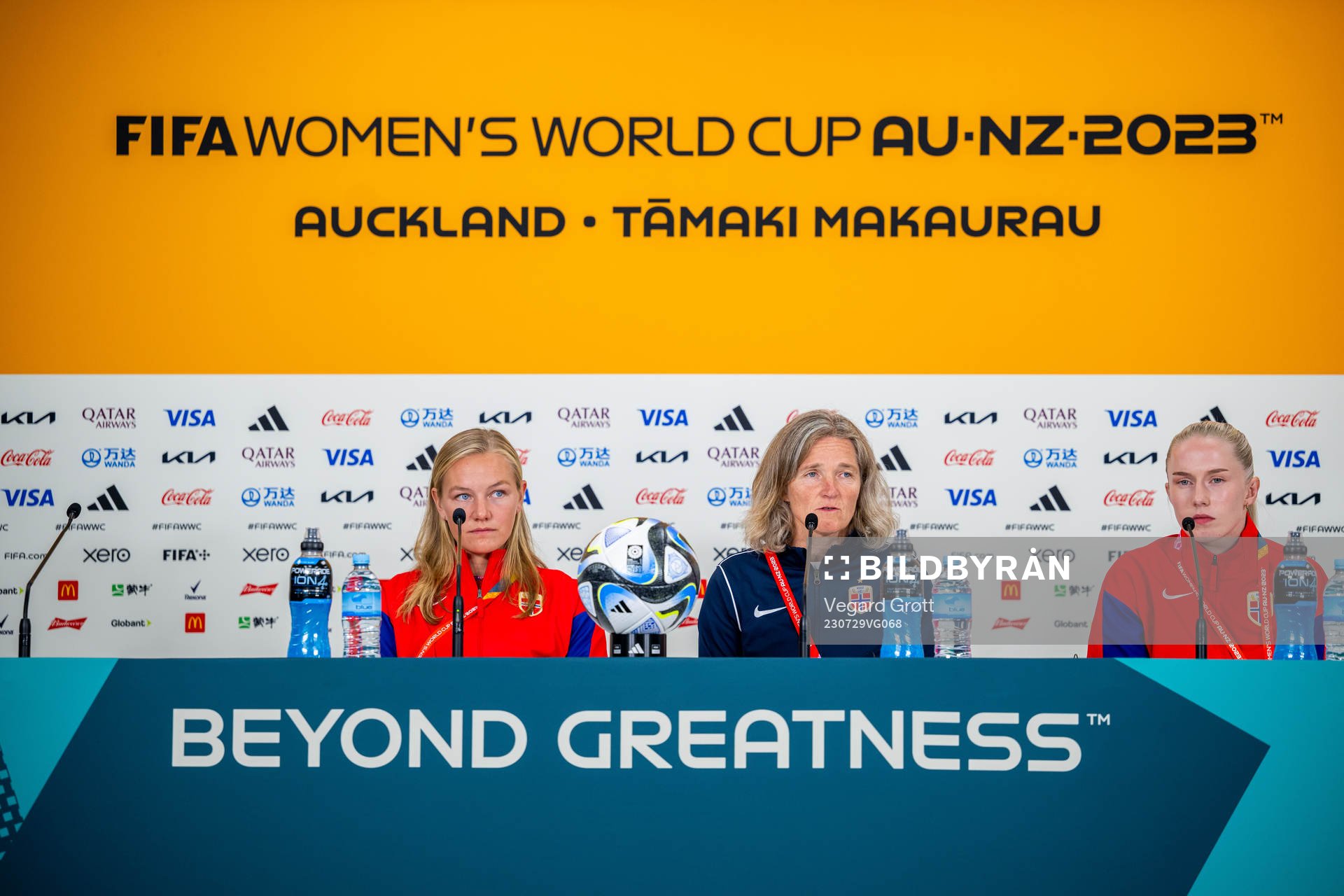 Frida Maanum, head coach Hege Riise and Thea Bjelde of the