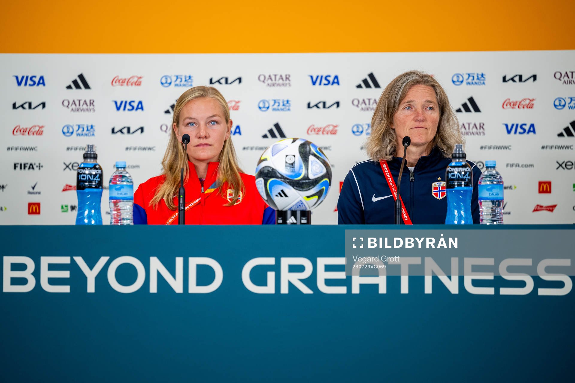 Frida Maanum and head coach Hege Riise of the Norwegian