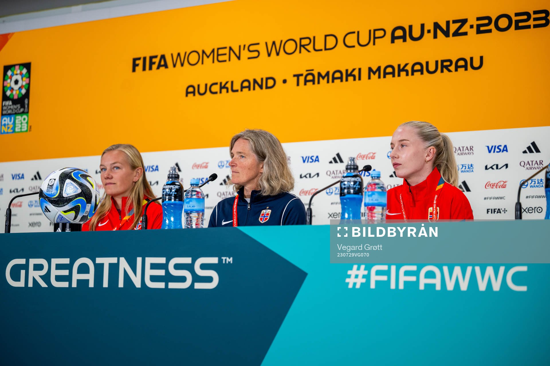 Frida Maanum, head coach Hege Riise and Thea Bjelde of the
