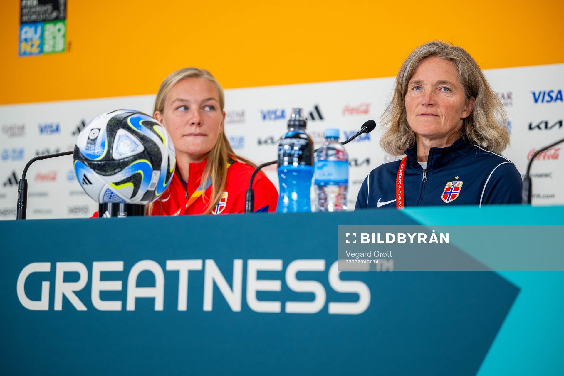 Frida Maanum and head coach Hege Riise of the Norwegian