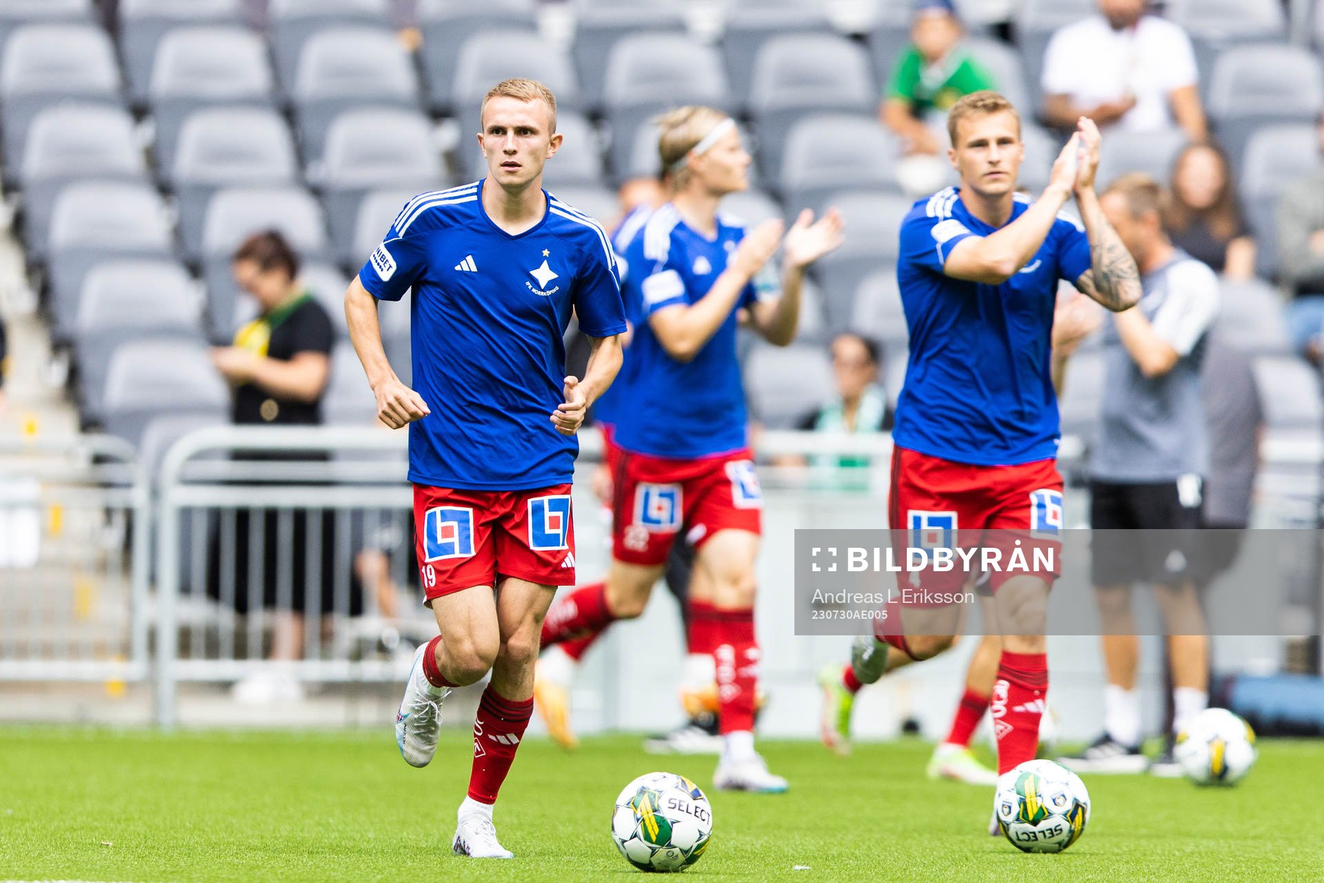 målvakt Wille Jakobsson Victor Stange Lind värmer upp