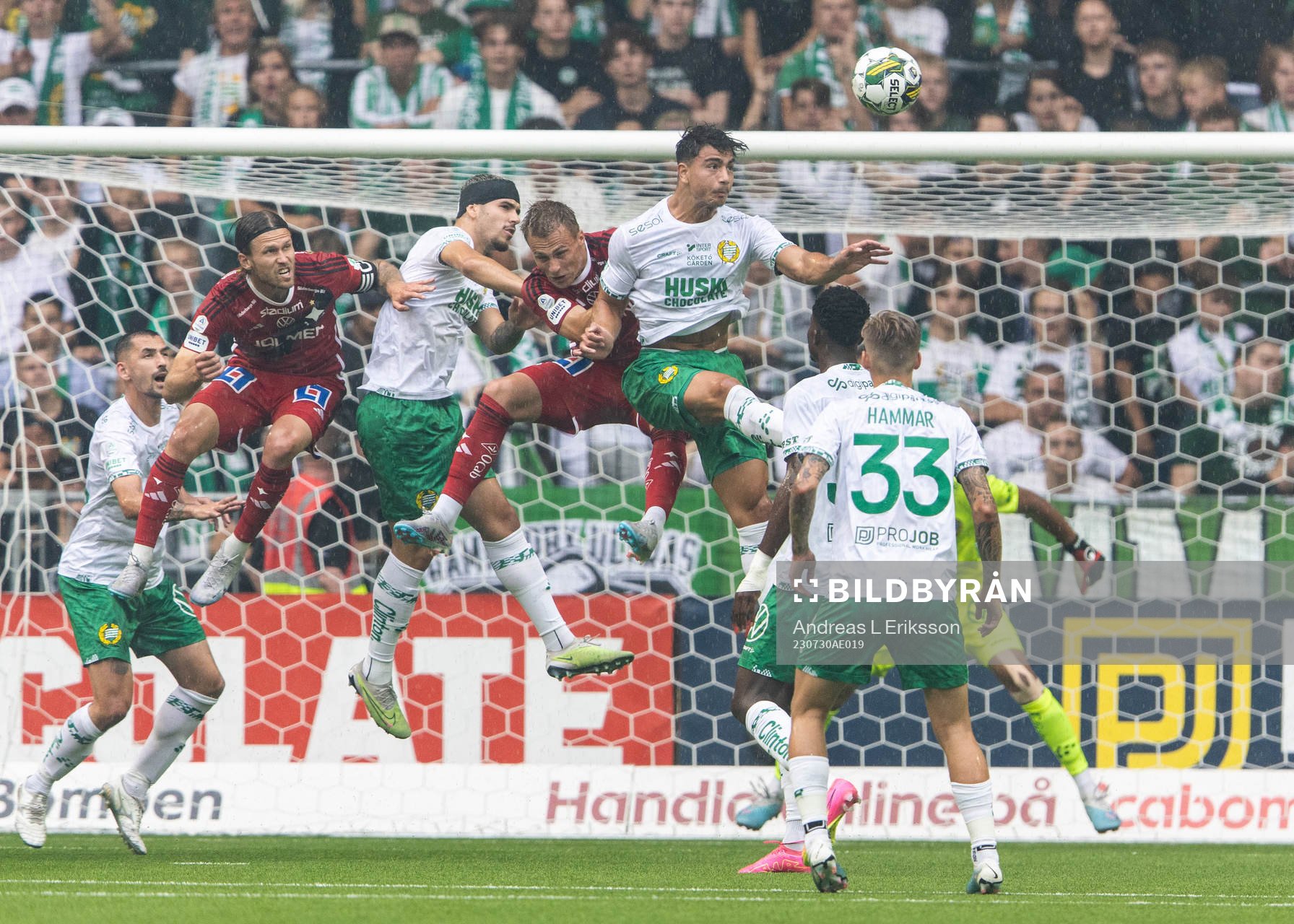 Hammarbys Jusef Erabi rensar unan en boll