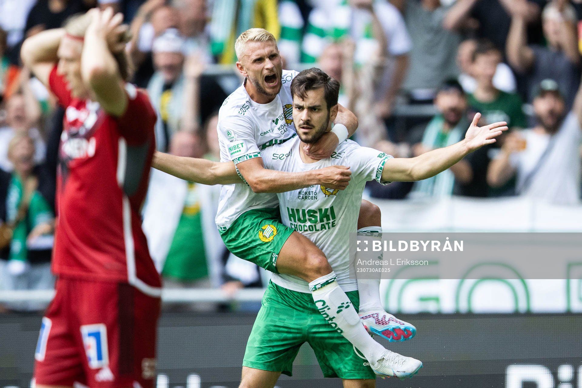 Hammarbys Adi Nalic jublar med Simon Strand