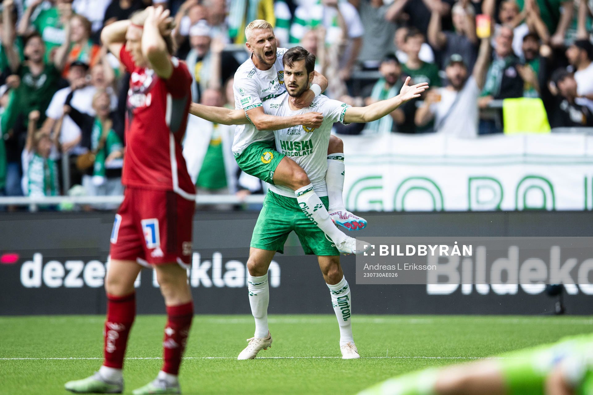 Hammarbys Adi Nalic jublar med Simon Strand