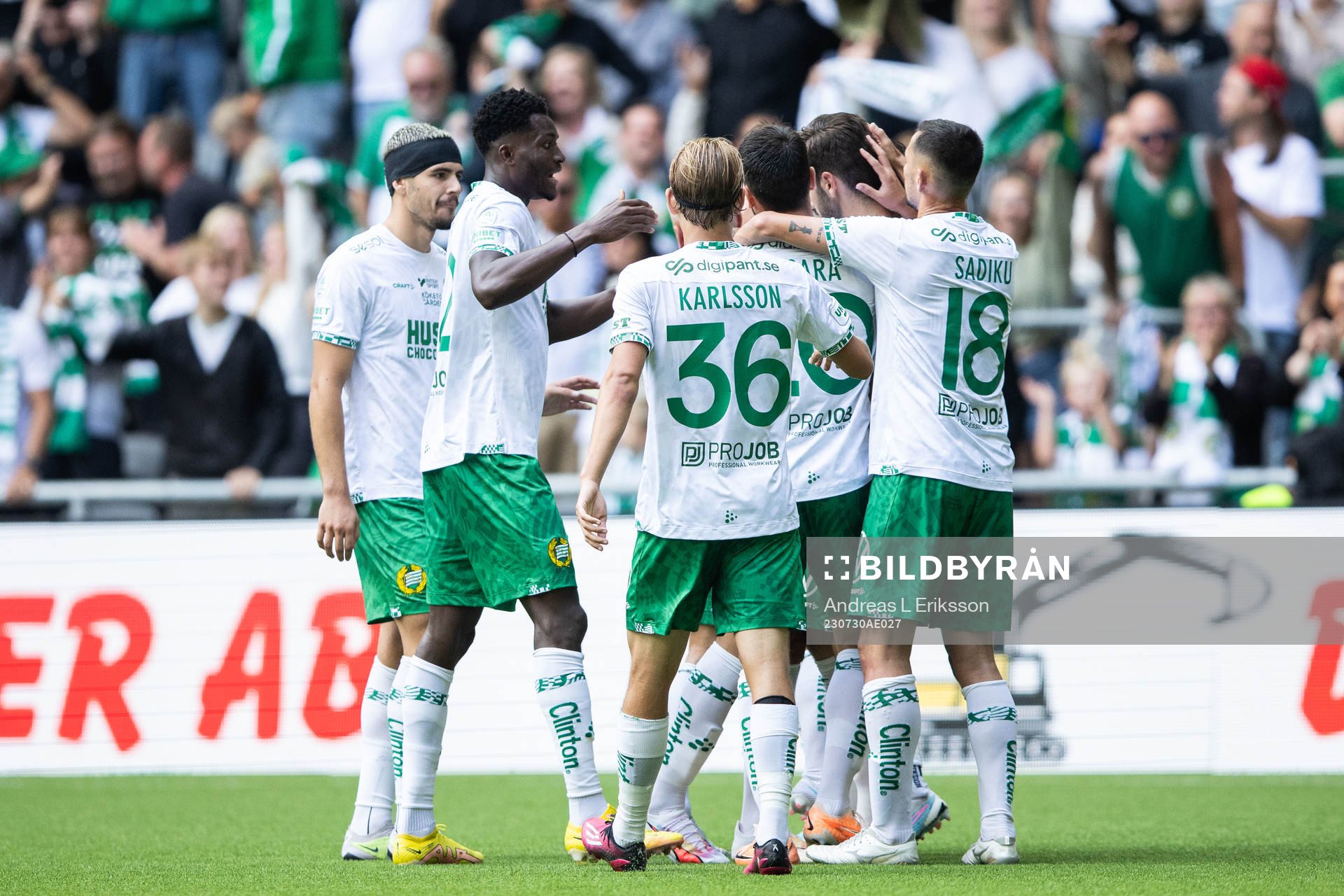 Hammarbys Adi Nalic jublar med lagkamrater efter 1-0 under fotbollsmatchen i Allsvenskan mellan Hammarby och IFK Norrköping den 30 juli 2023 i Stockholm.