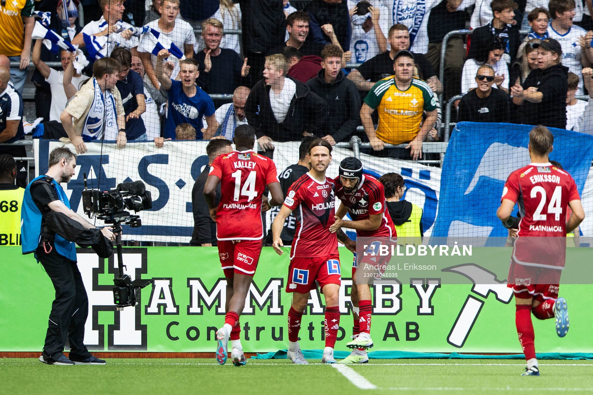IFK Norrköpings Arnor Traustason jublar med lagkamrater