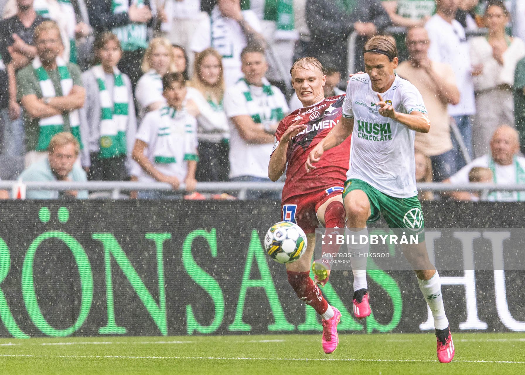 IFK Norrköpings Marcus Baggesen och Hammarbys Markus Karlsson under fotbollsmatchen i Allsvenskan mellan Hammarby och IFK Norrköping den 30 juli 2023 i Stockholm.