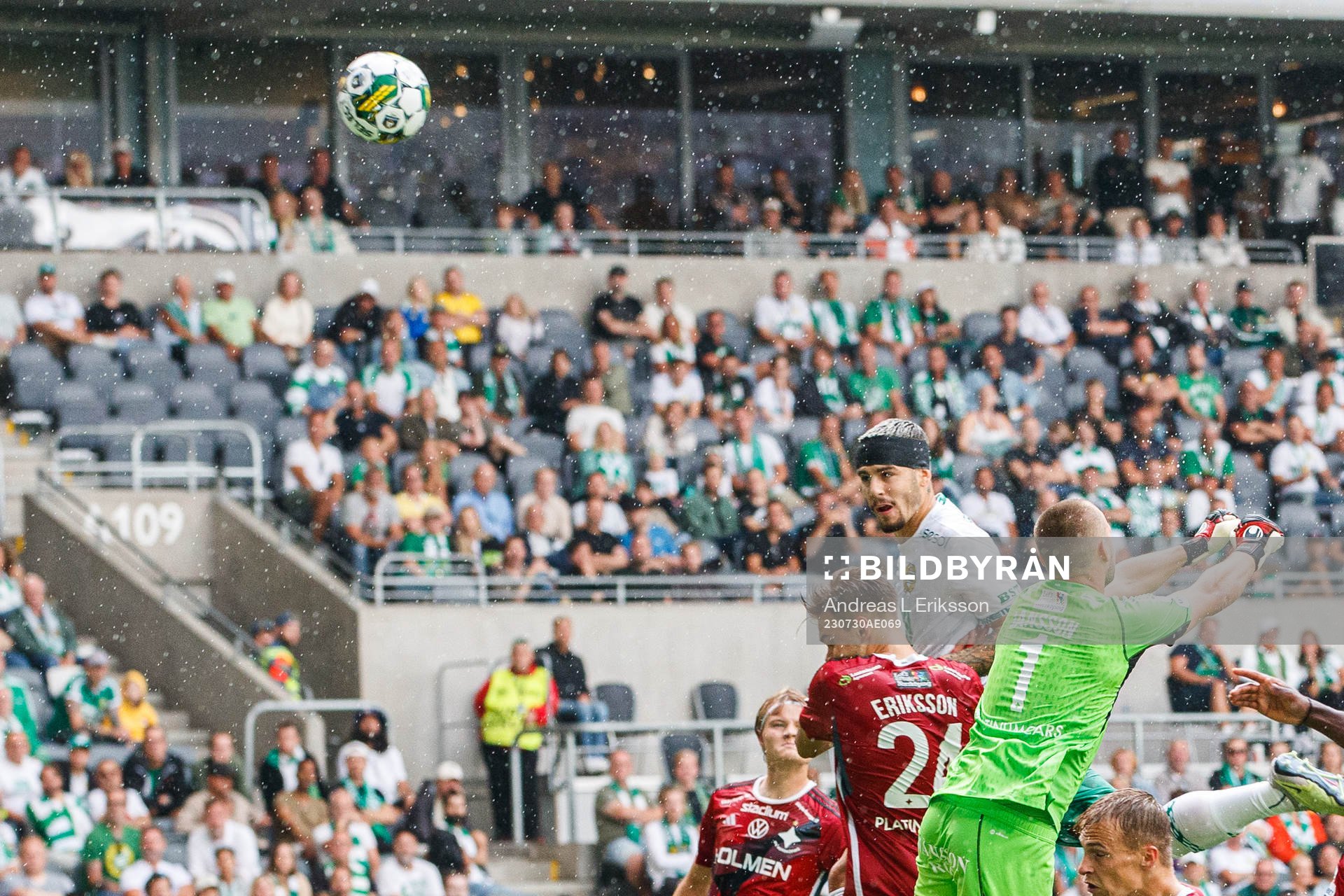 Hammarbys Edvin Kurtulus i en nickduell med IFK