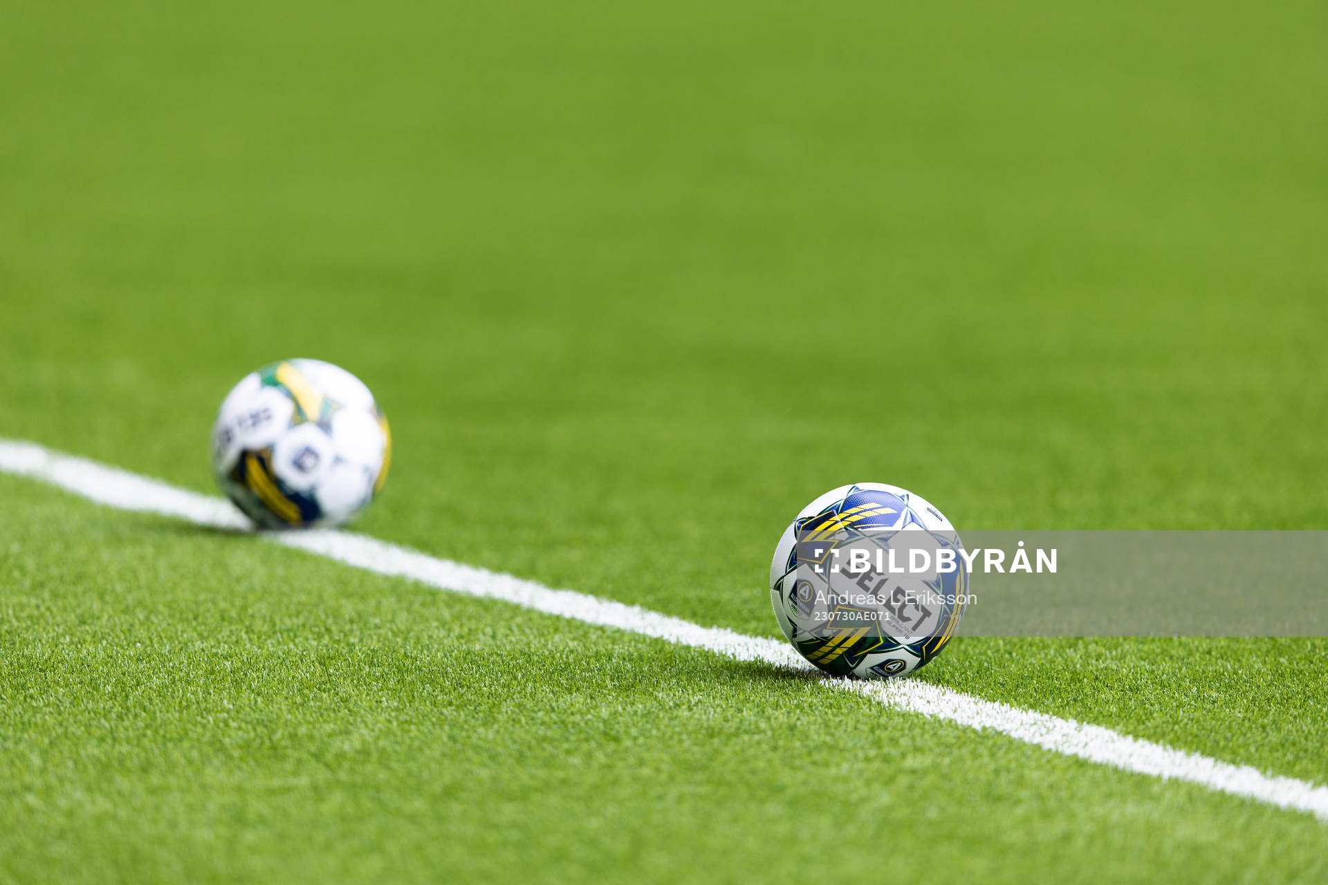 Två fotbollar ligger på sidlinjen