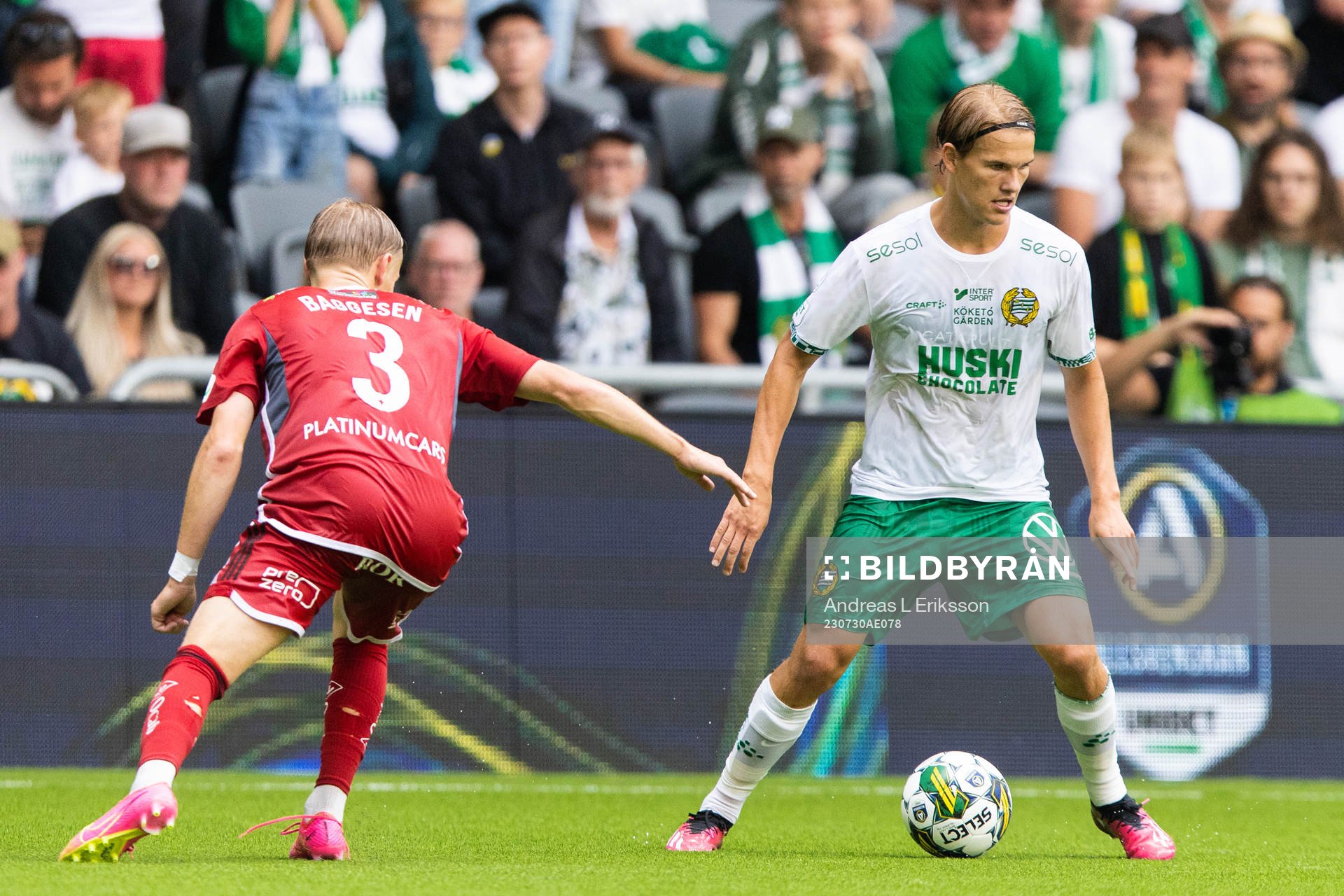 IFK Norrköpings Marcus Baggesen och Hammarbys Markus Karlsson under fotbollsmatchen i Allsvenskan mellan Hammarby och IFK Norrköping den 30 juli 2023 i Stockholm.