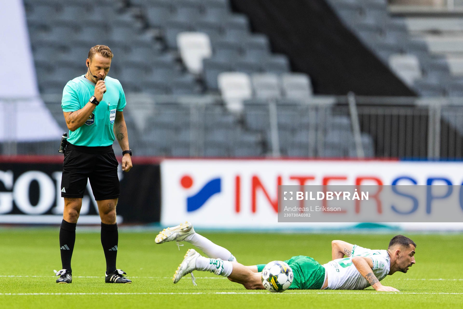 Domare Stefan Johannesson och Hammarbys Loret Sadiku
