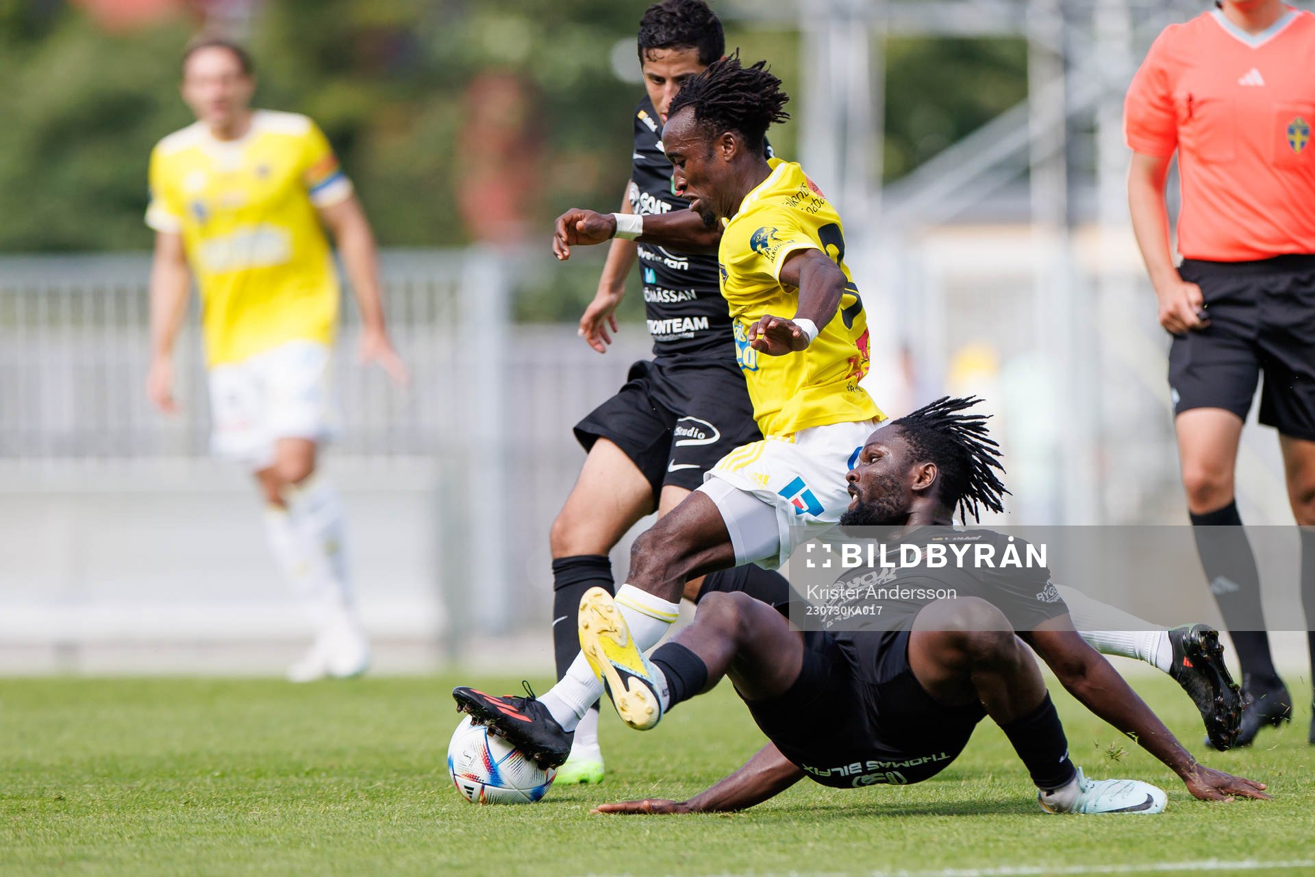 Falkenbergs Godwin Aguda och Ariana FCs Emmanuel Yeboah