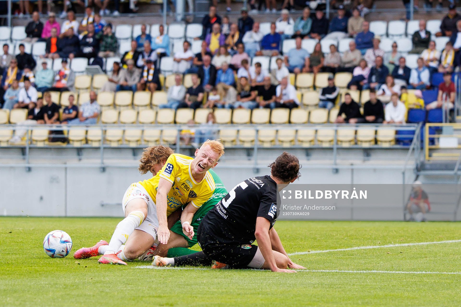 Falkenbergs Wilhelm Ärlig i kamp med Ariana FCs målvakt Melker Ellborg och Gani Bunjaku under fotbollsmatchen i Ettan södra mellan Falkenberg och Ariana den 30 juli 2023 i Falkenberg.