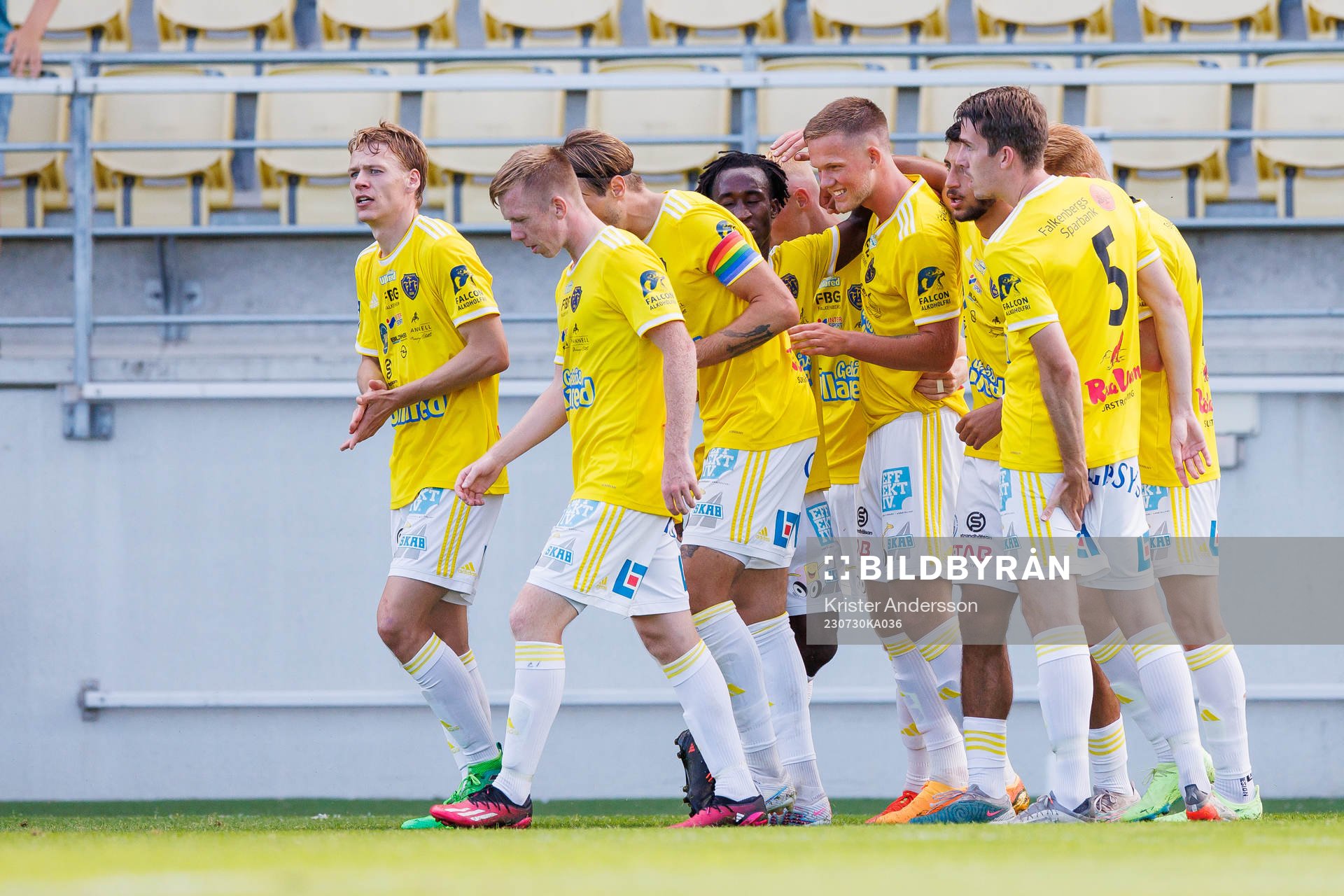 Falkenbergs Tim Stålheden jublar med laget