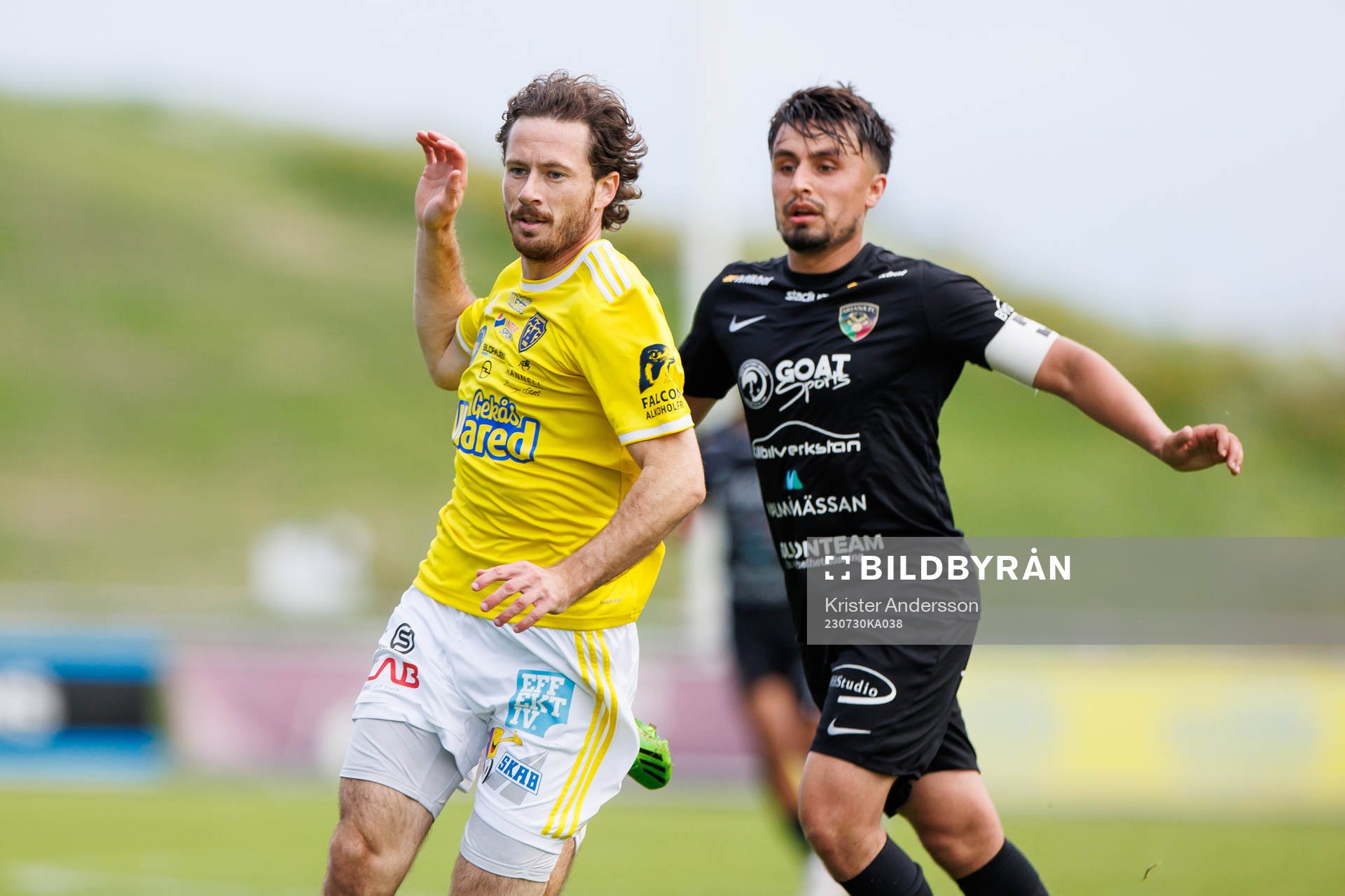 Falkenbergs Rasmus Andersson och Ariana FCs Arfanullah Habibi under fotbollsmatchen i Ettan södra mellan Falkenberg och Ariana den 30 juli 2023 i Falkenberg.
