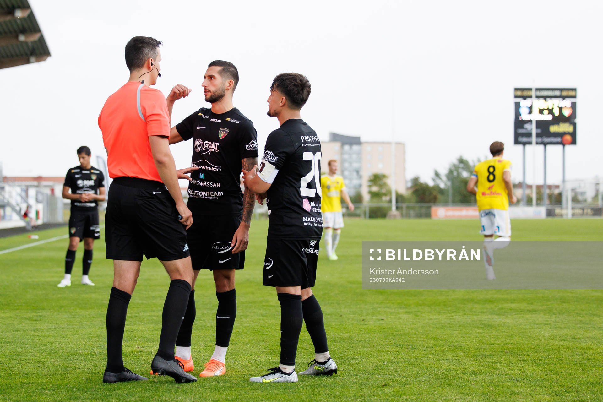 Domare Ivan Prgomet i diskussion med spelare från Ariana under fotbollsmatchen i Ettan södra mellan Falkenberg och Ariana den 30 juli 2023 i Falkenberg.
