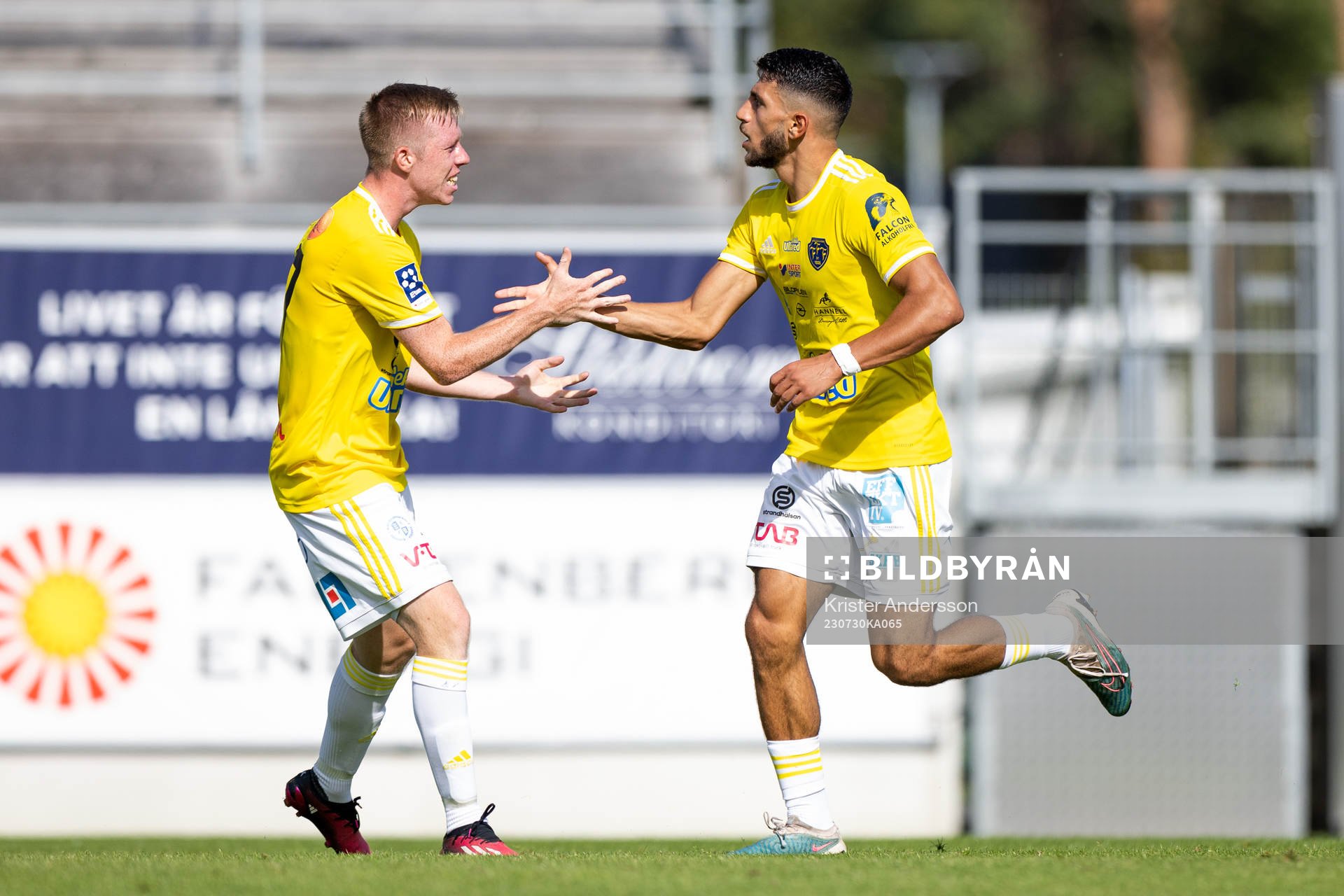 Falkenbergs Lucas Sibelius och Leonardo Farah Shahin jublar