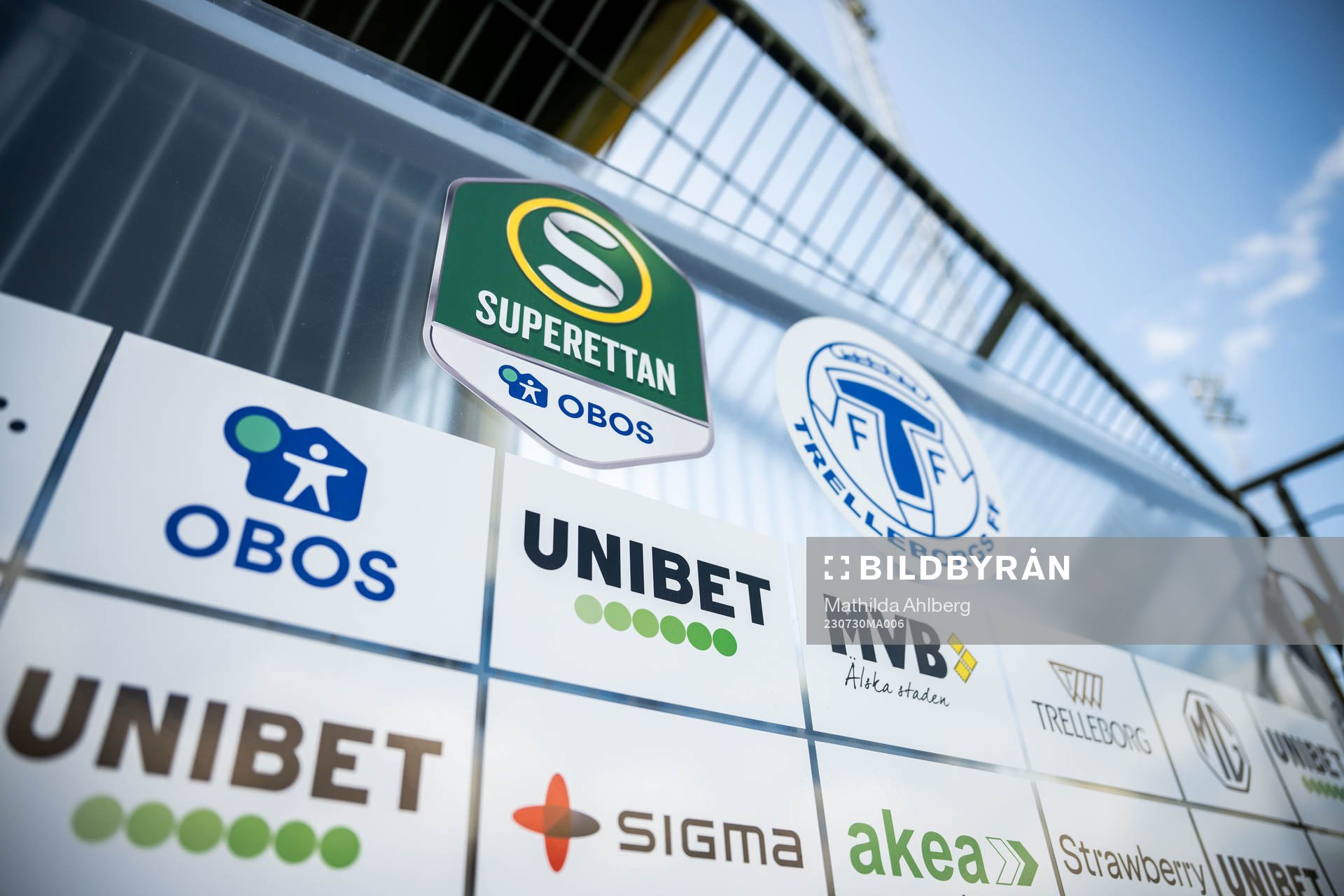 En skylt med Superettans logga