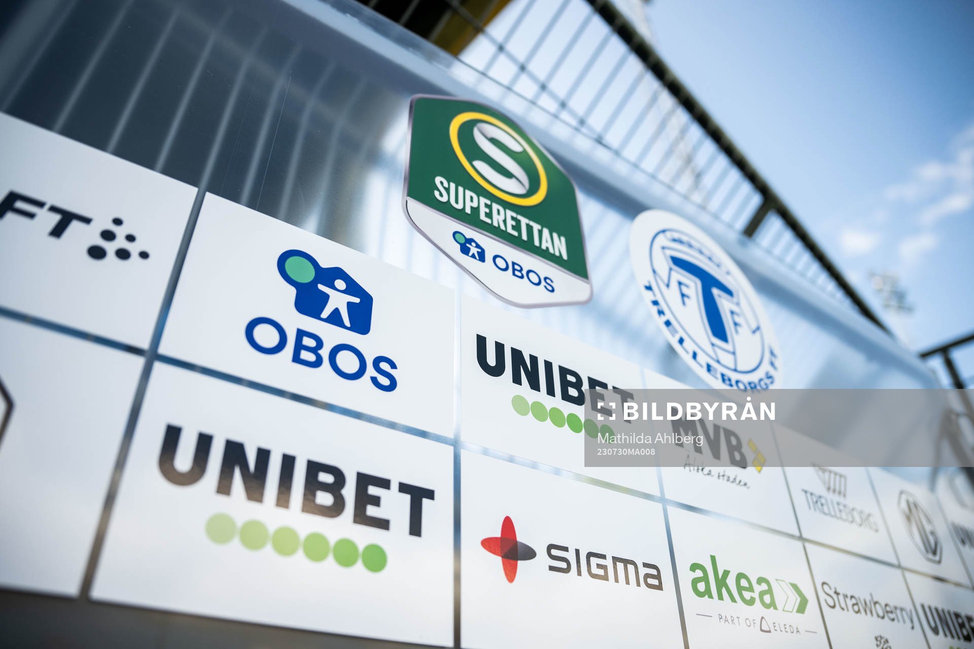 En skylt med Superettans logga