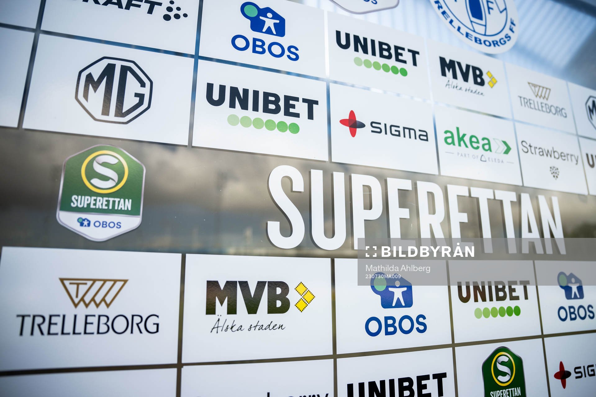 En skylt med Superettans logga