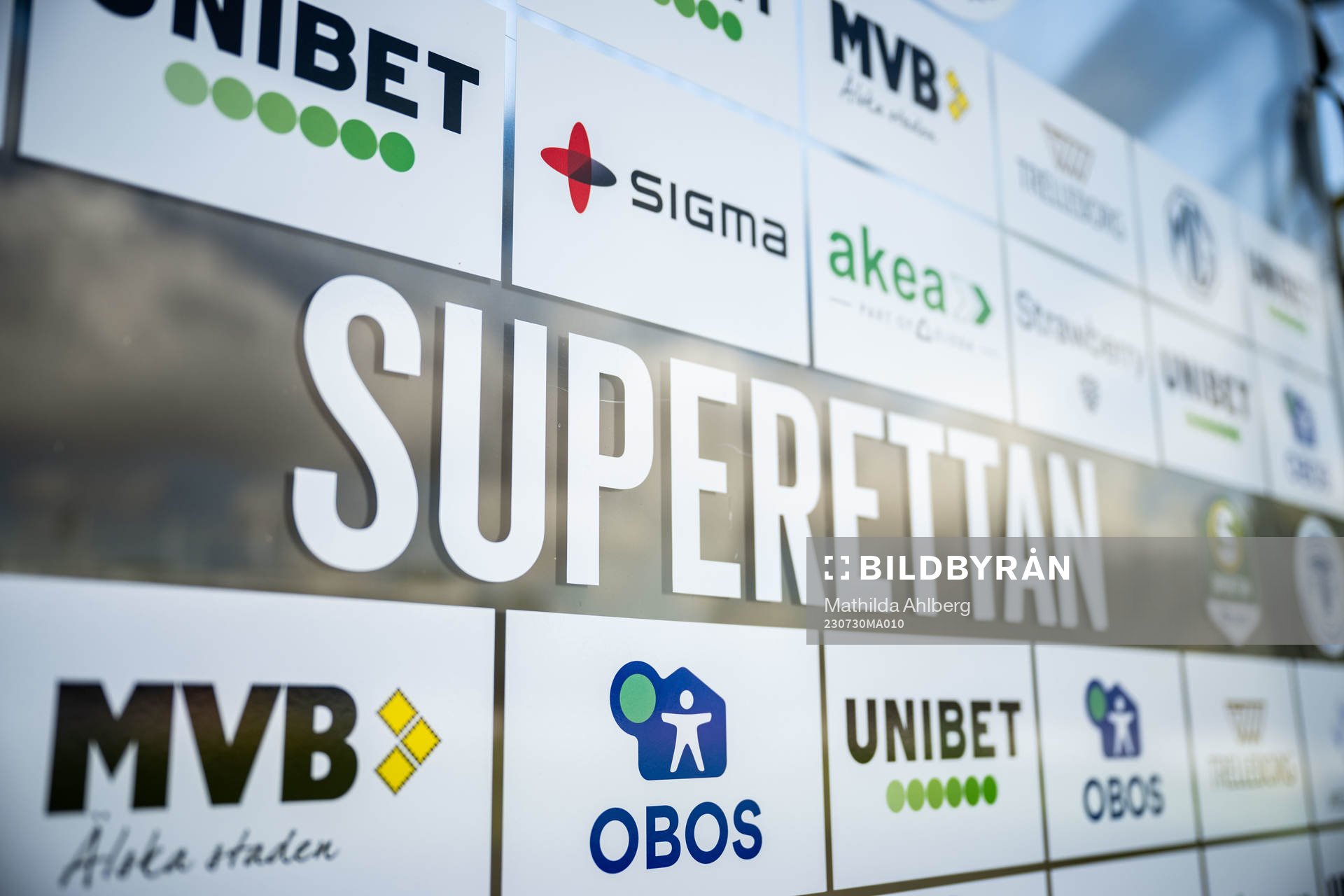 En skylt med Superettans logga