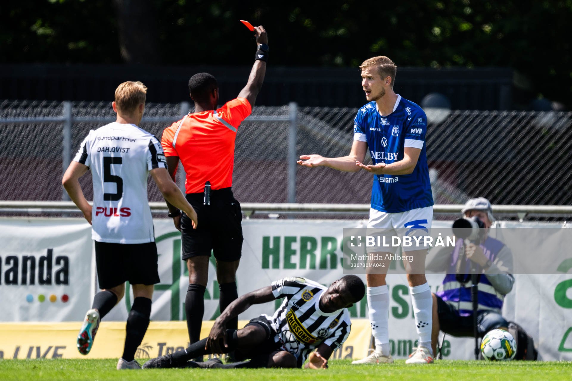 Trelleborgs Johan Stenmark tilldelas rött kort av Domare