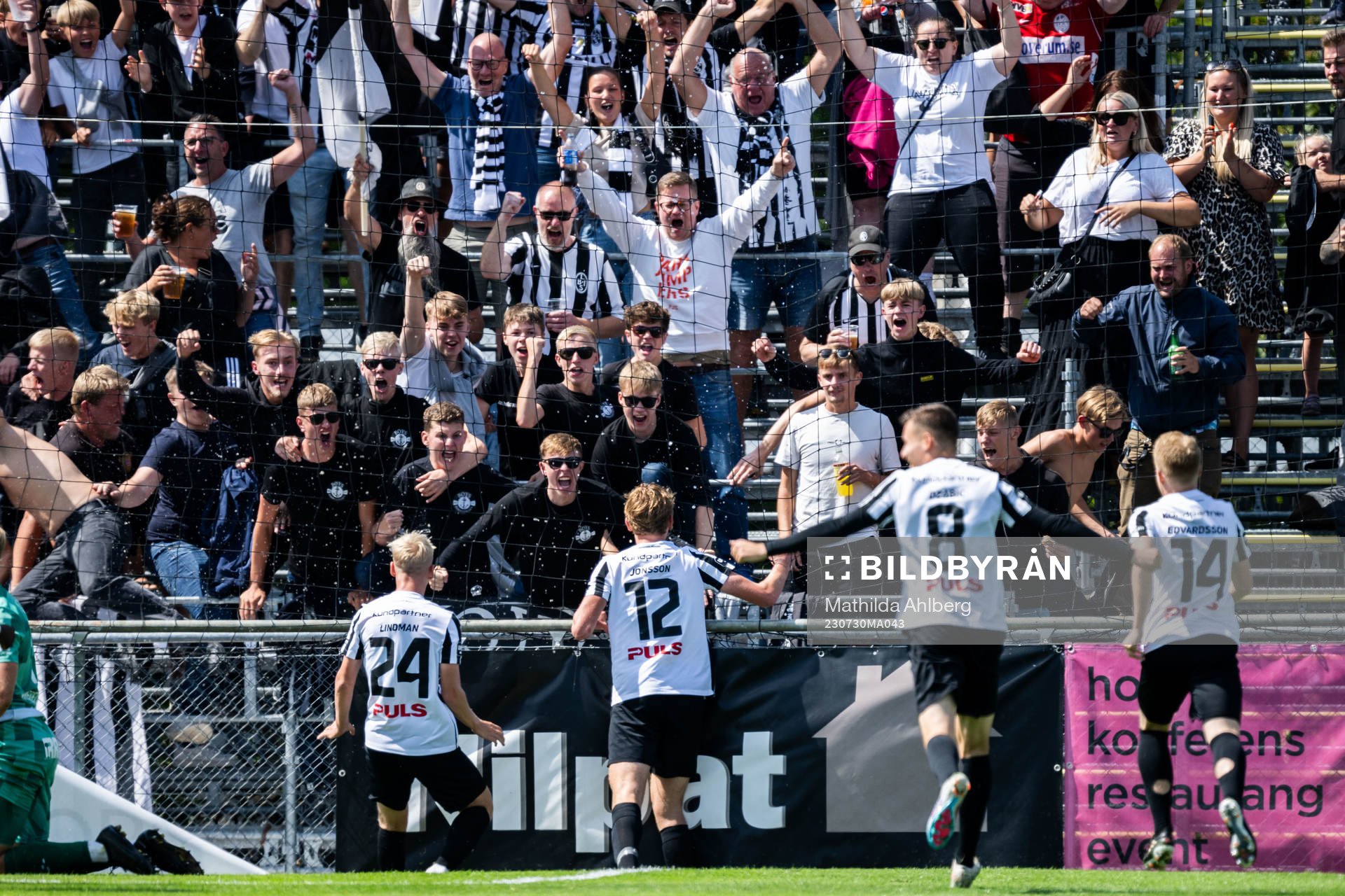Landskronas Melker Jonsson jublar med supportrar