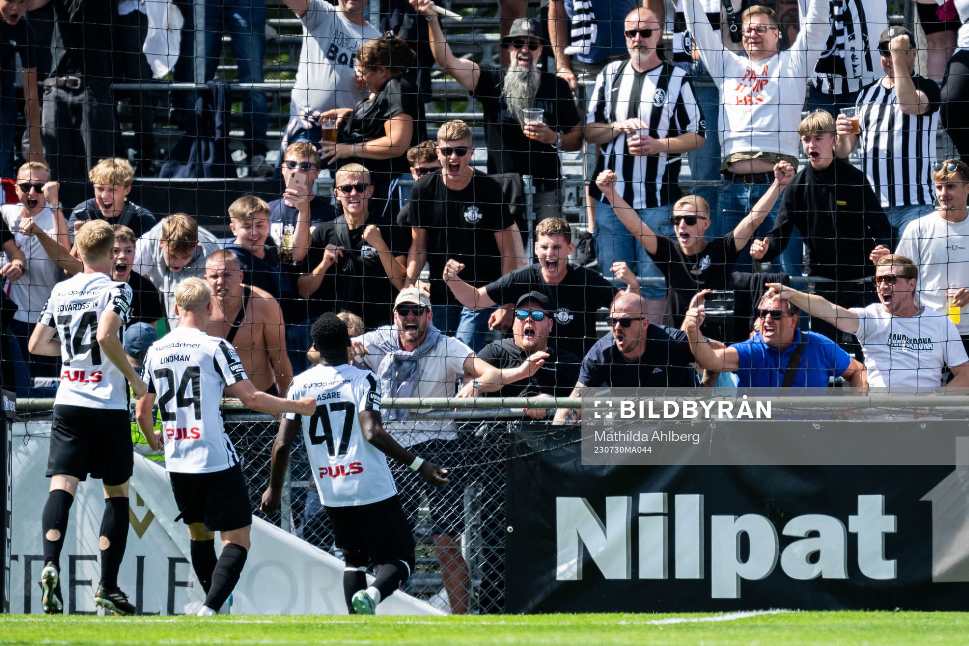 Landskronas Kofi Asare jublar med supportrar