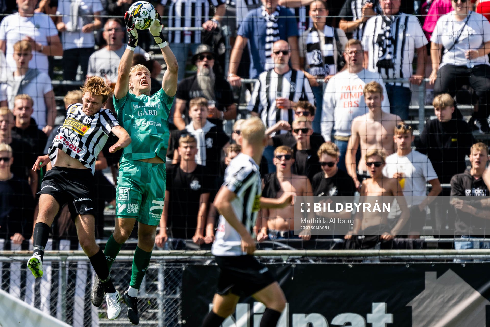 Landskronas Melker Jonsson och Trelleborgs målvakt Kasper