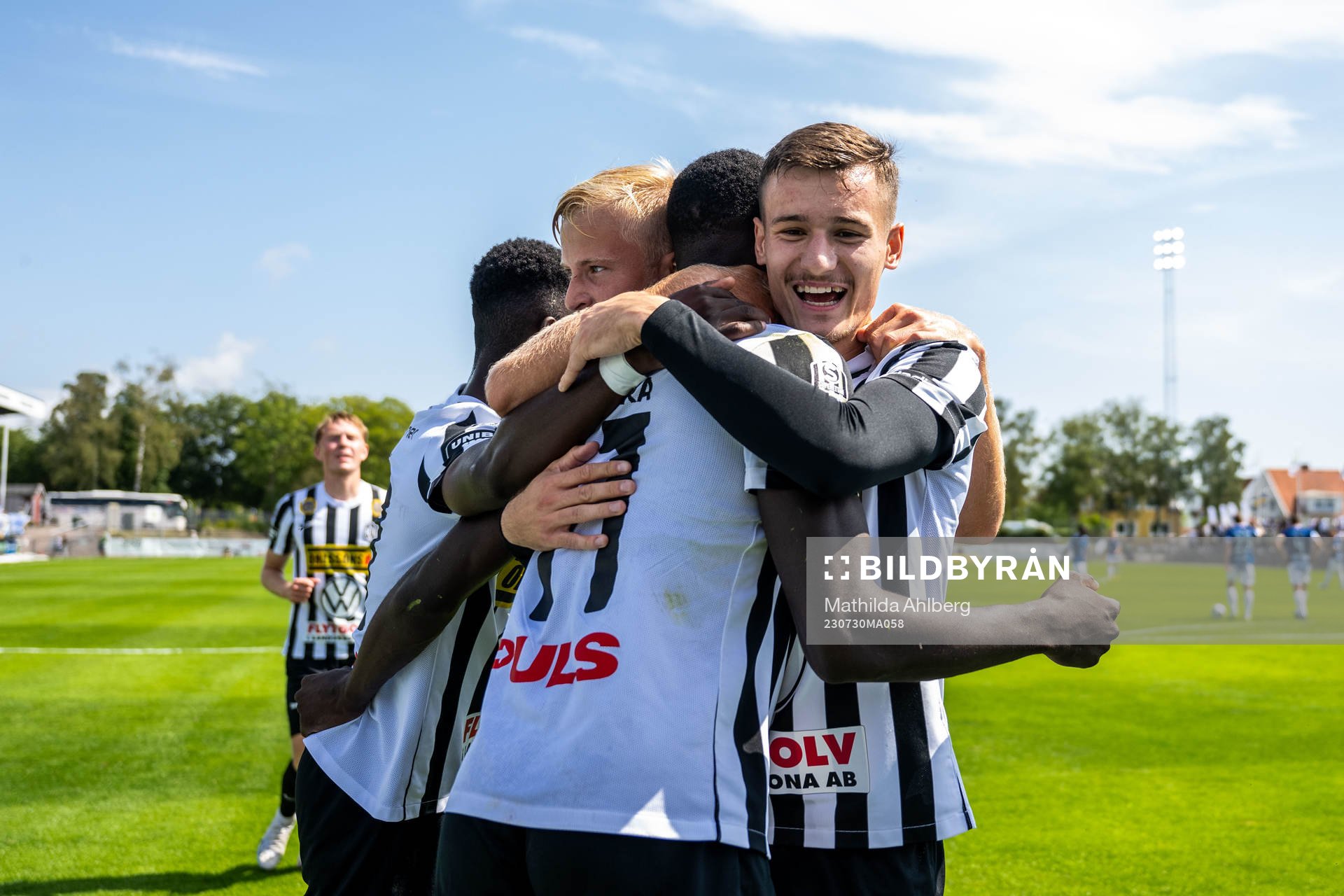 Landskronas Robin Dzabic jublar tillsammans med Ousmane Diawara efter 0-3 under fotbollsmatchen i Superettan mellan Trelleborg och Landskrona den 30 juli 2023 i Trelleborg.