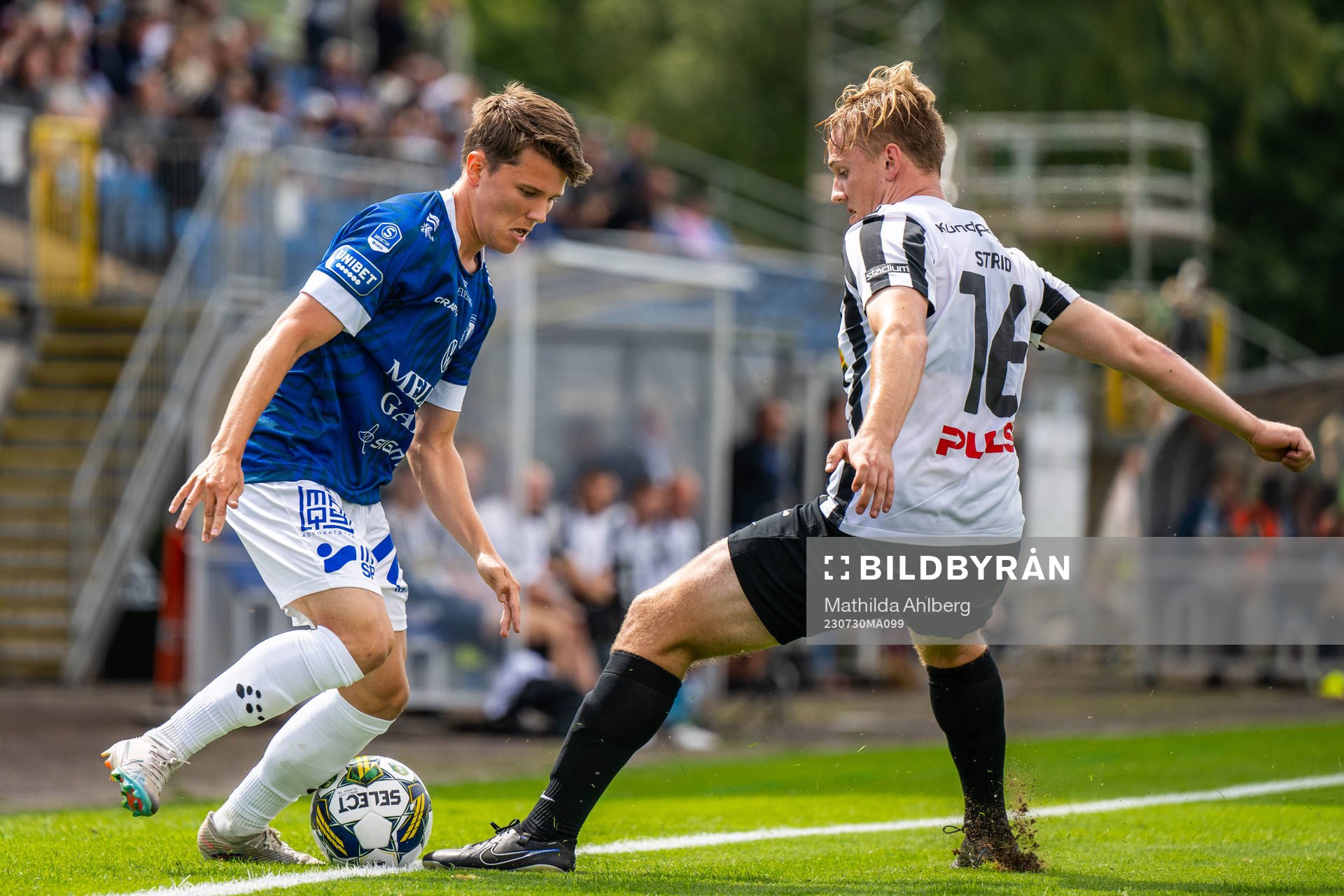 Trelleborgs Jesper Dickman och Landskronas Jesper Strid under fotbollsmatchen i Superettan mellan Trelleborg och Landskrona den 30 juli 2023 i Trelleborg.