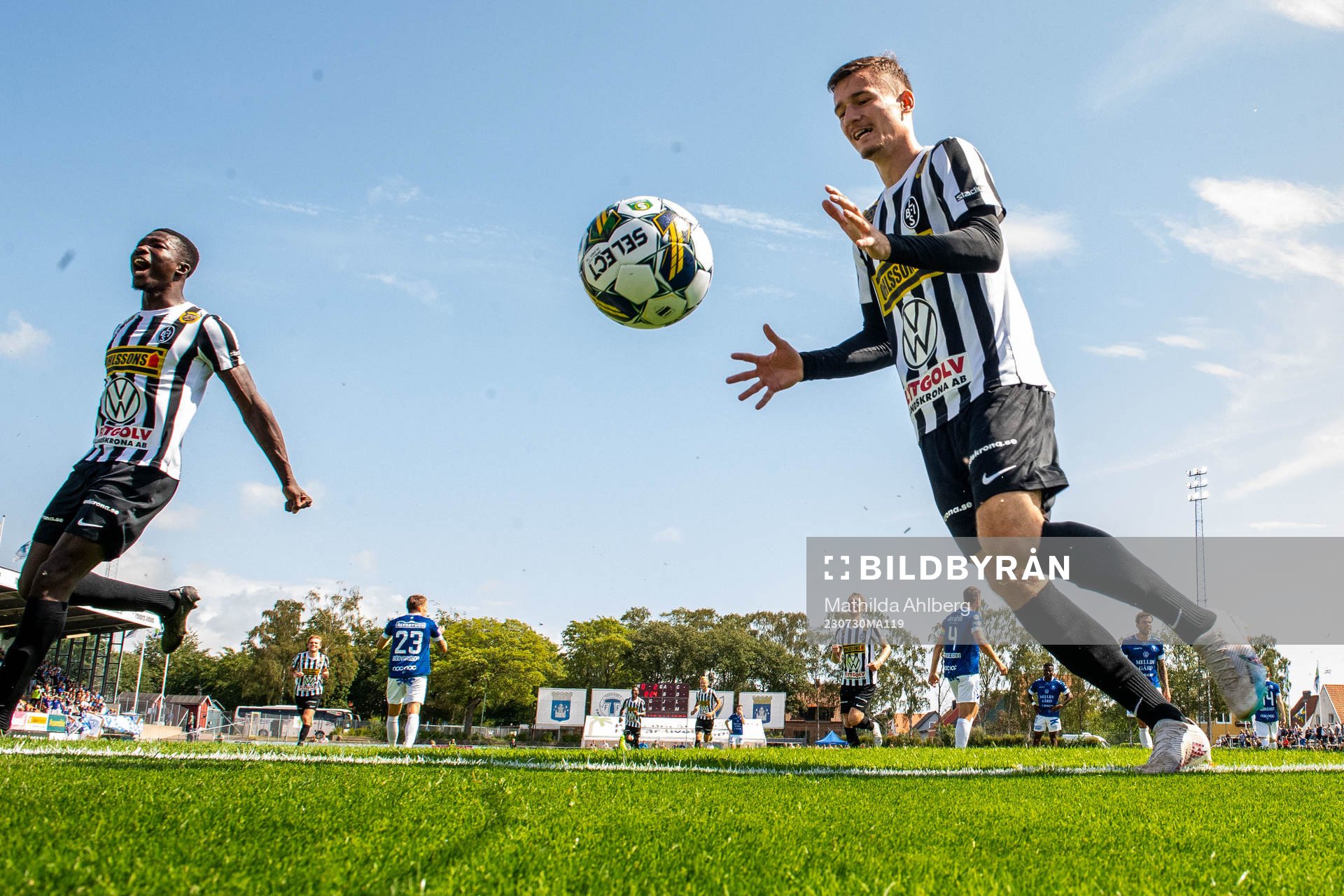 Landskronas Ousmane Diawara och Robin Dzabic jublar