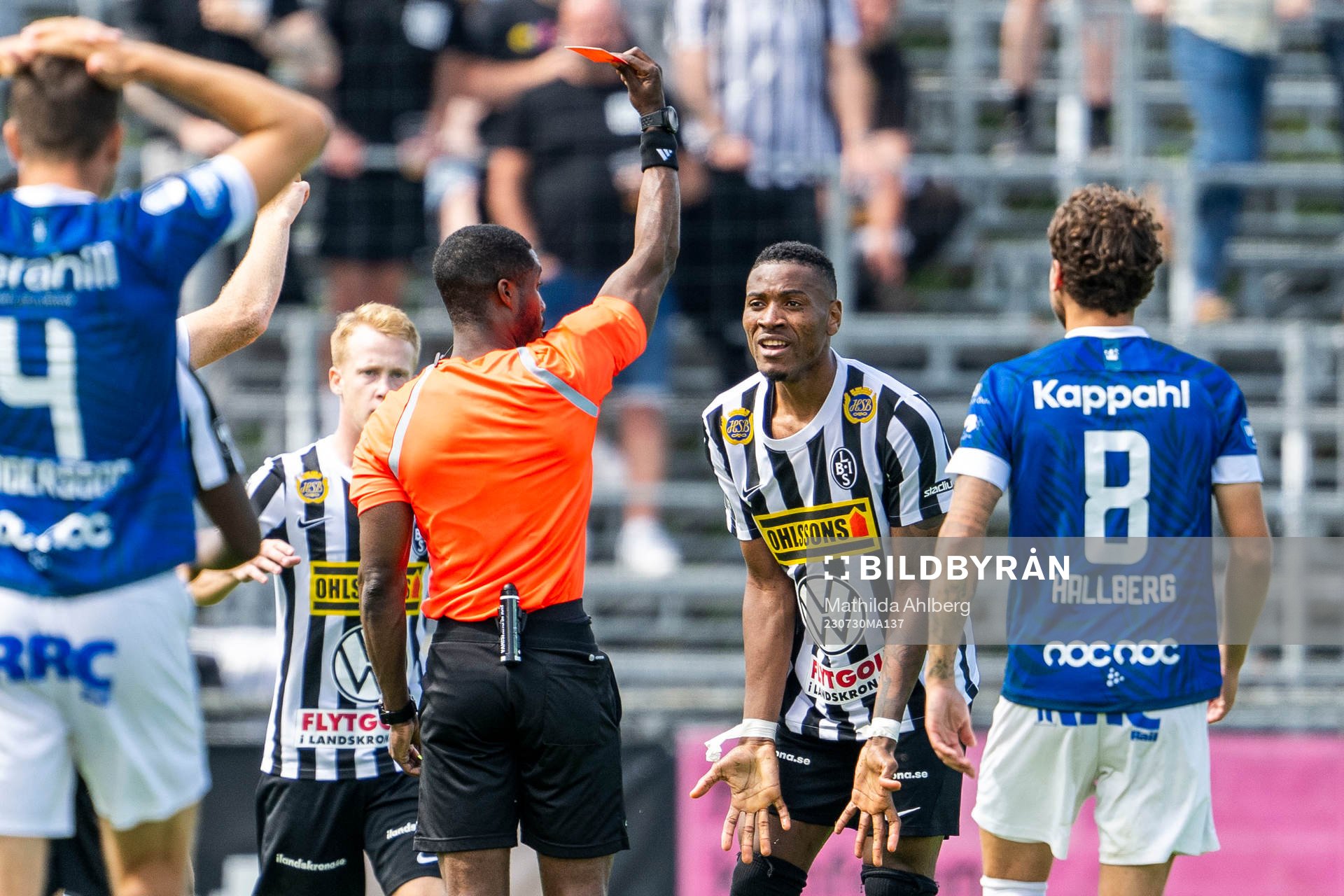 Domare Fredrik Oppong ger Landskronas Samuel Kotto rött