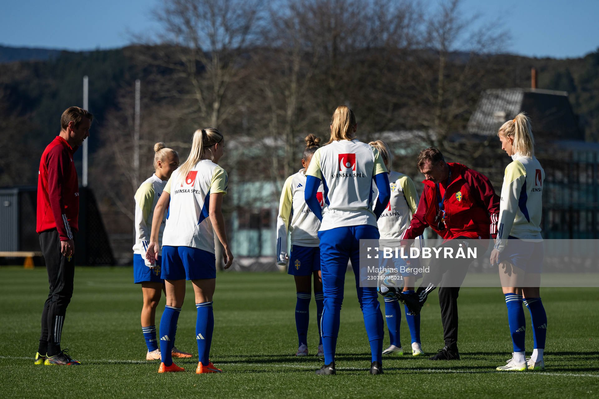 Head coach Peter Gerhardsson with players of the Swedish