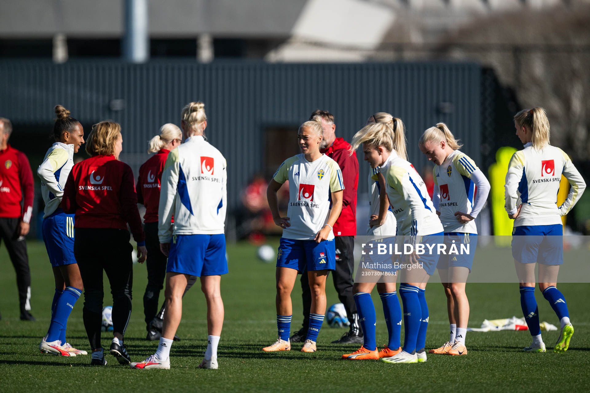 Hanna Bennison with team mates of the Swedish women's