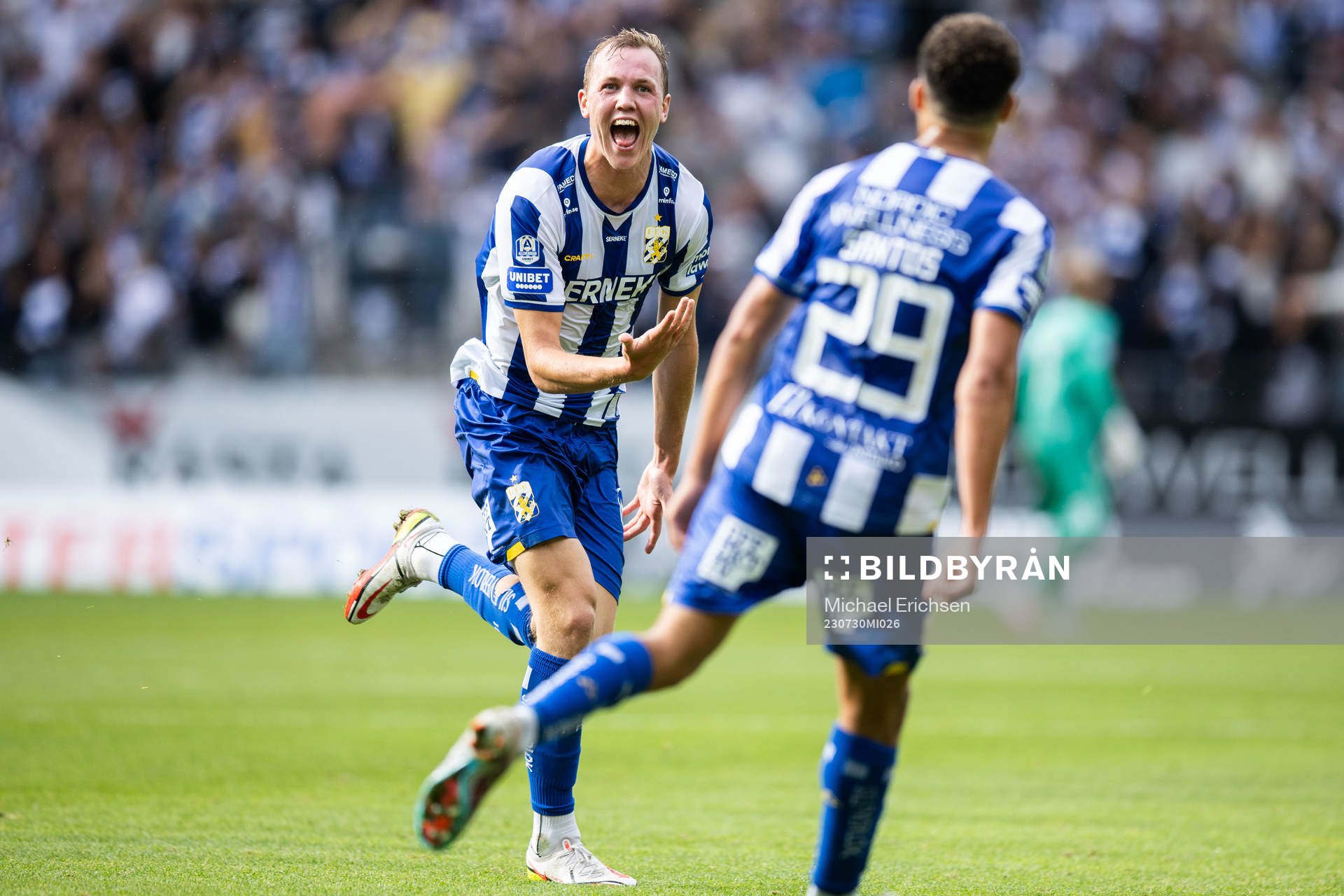 IFK Göteborgs Adam Carlén jublar med Thomas Santos