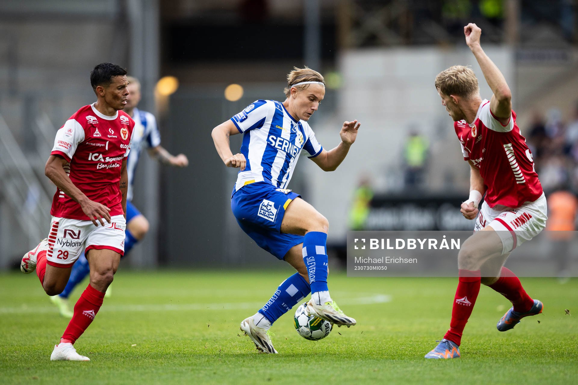 Kalmars Romario Pereira Sipiao och Lars Saetra mot IFK