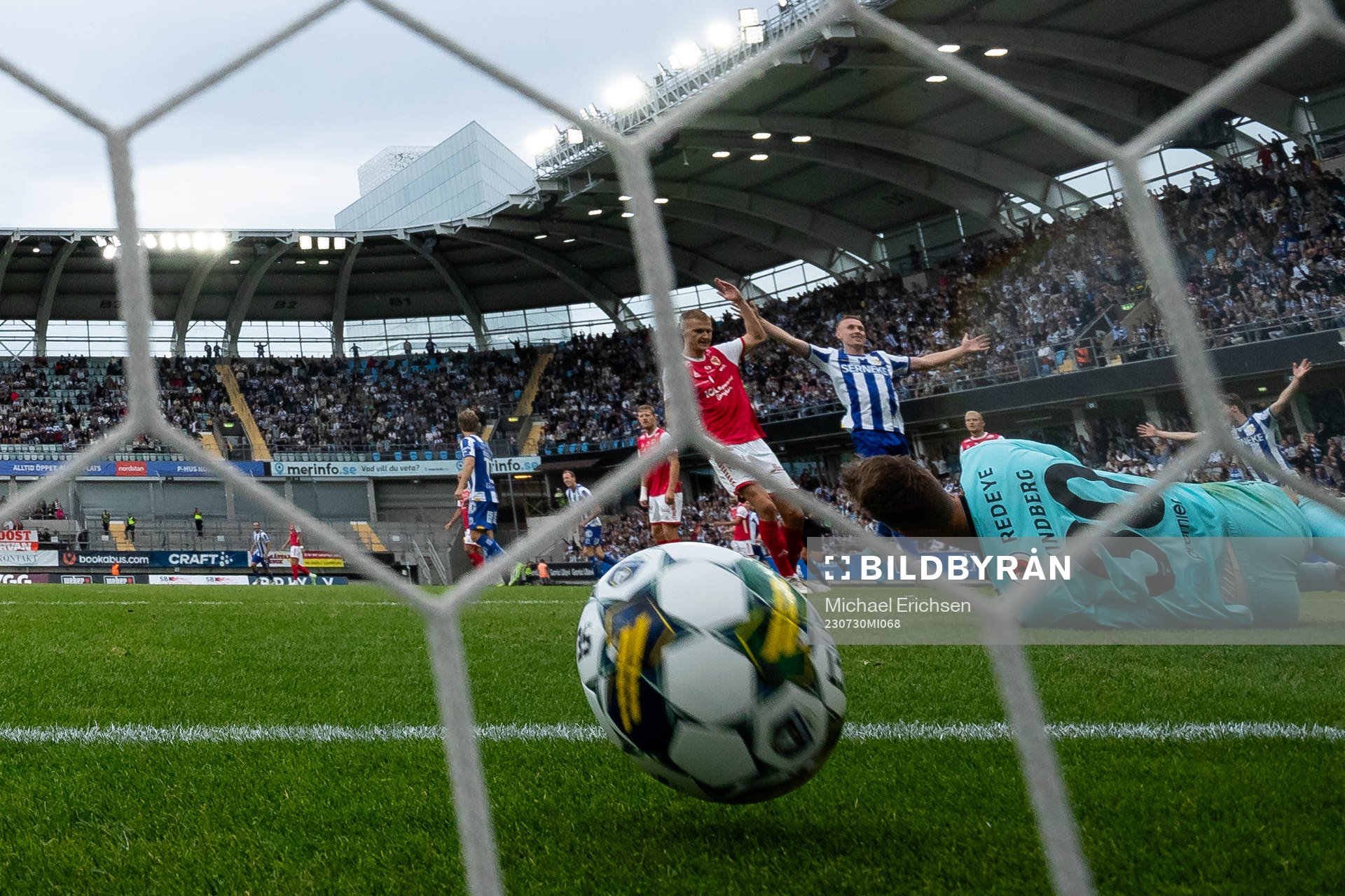 IFK Göteborgs Adam Carlén skjuter 2-0 i mål bakom