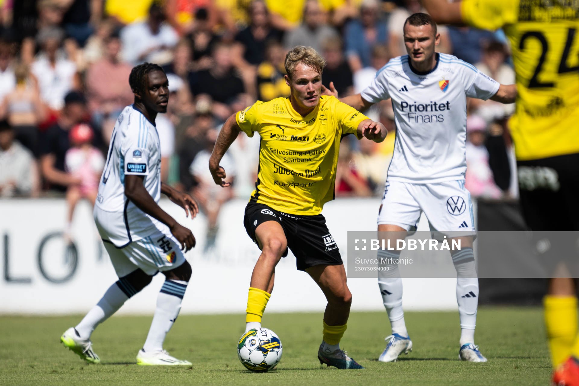 Mjällbys Max Fenger mot Djurgårdens Joel Asoro och  Piotr