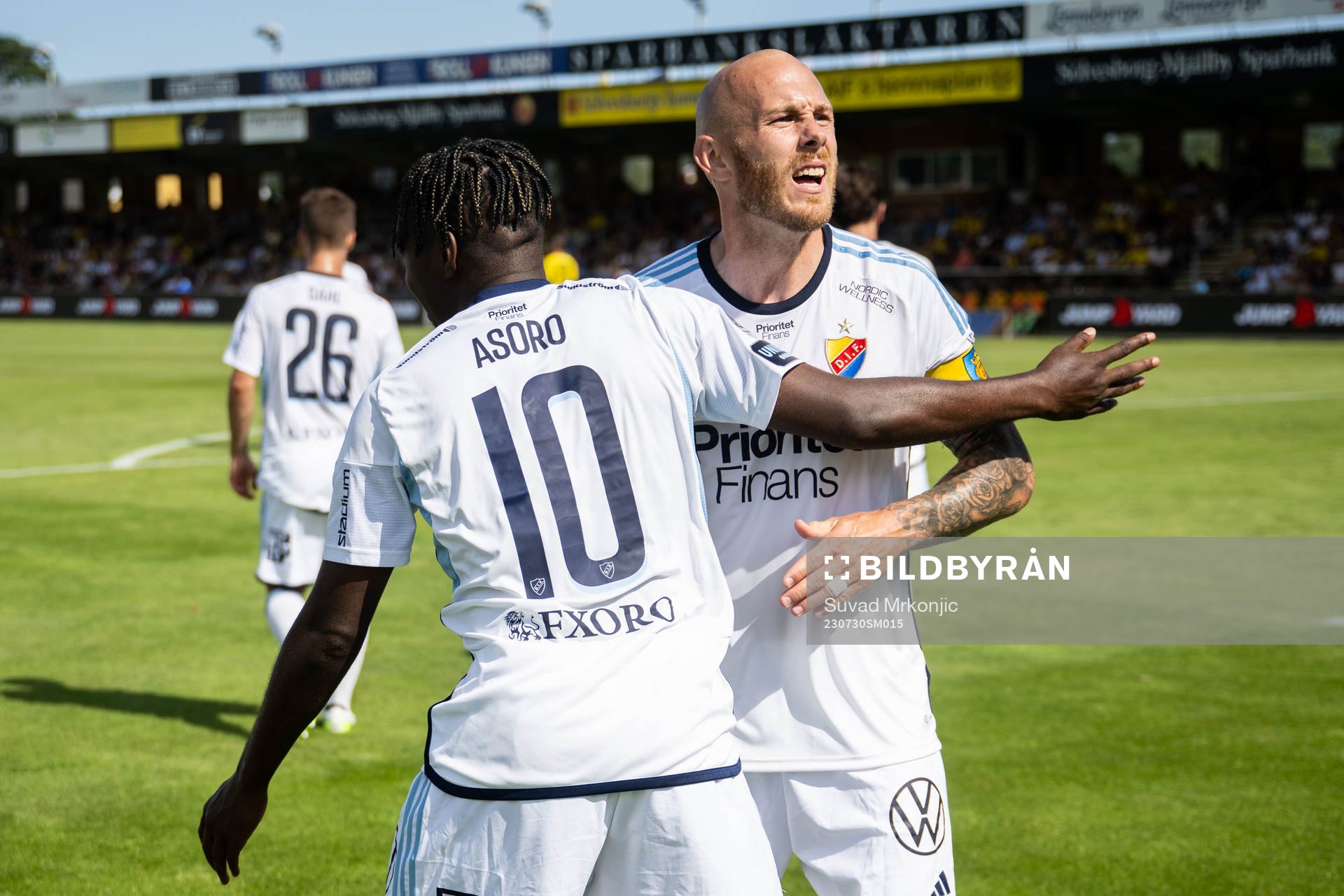 Djurgårdens Joel Asoro jublar med Magnus Eriksson