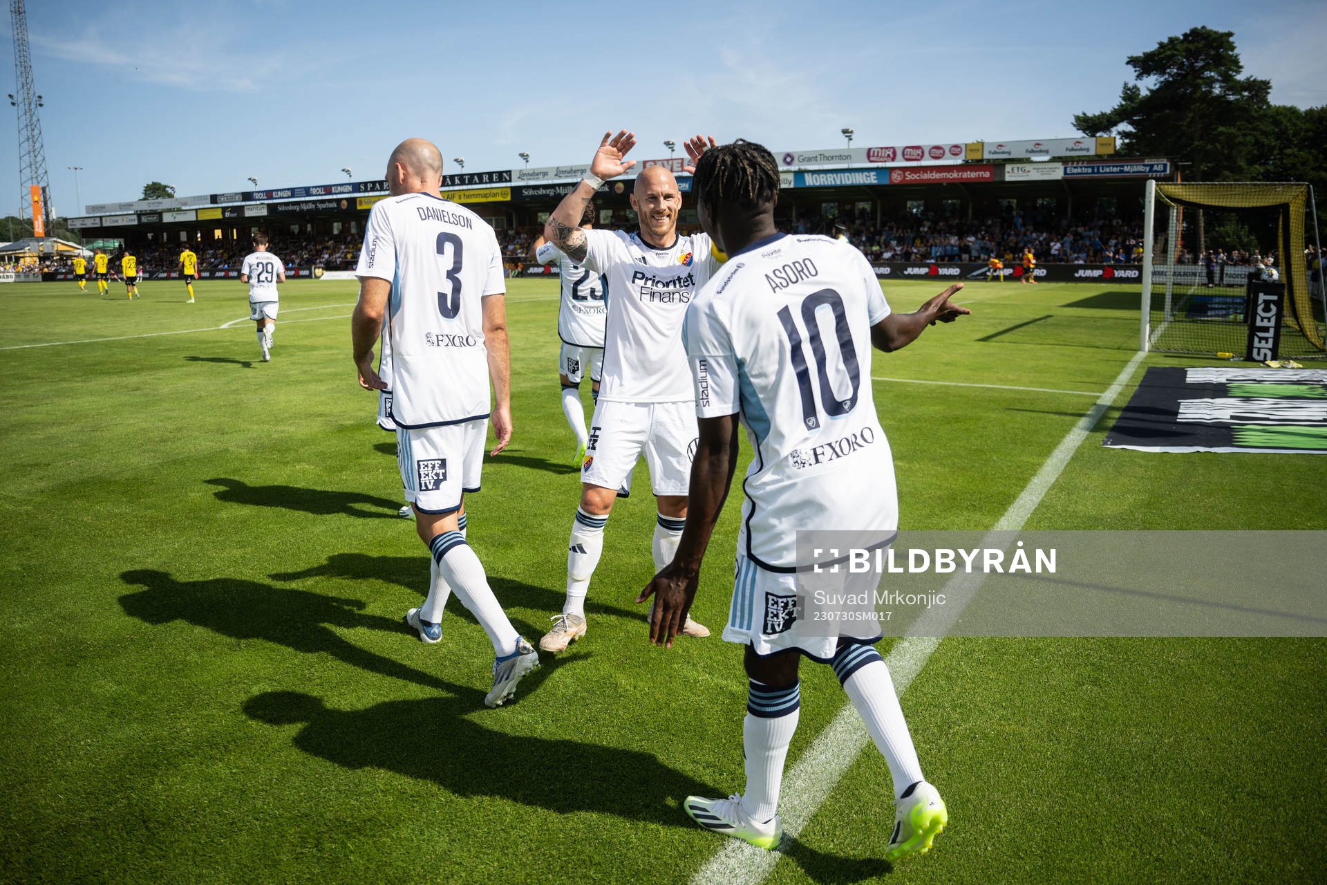 Djurgårdens Joel Asoro jublar med Magnus Eriksson